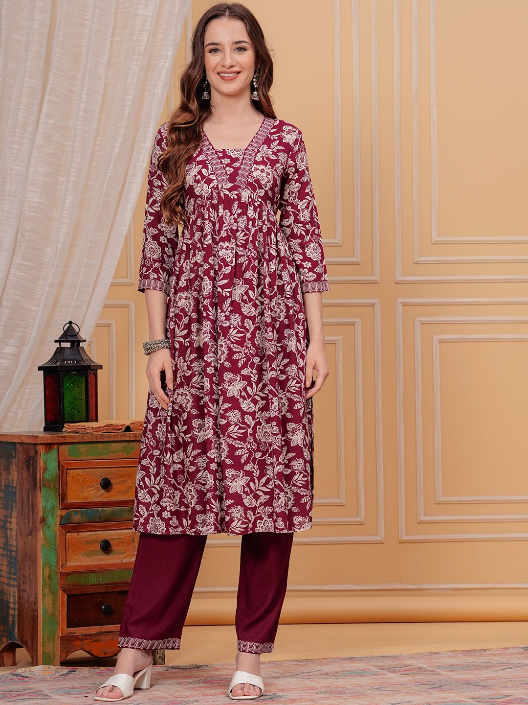 

PURSHOTTAM WALA Floral Printed Empire Anarkali Kurta with Trousers, Maroon
