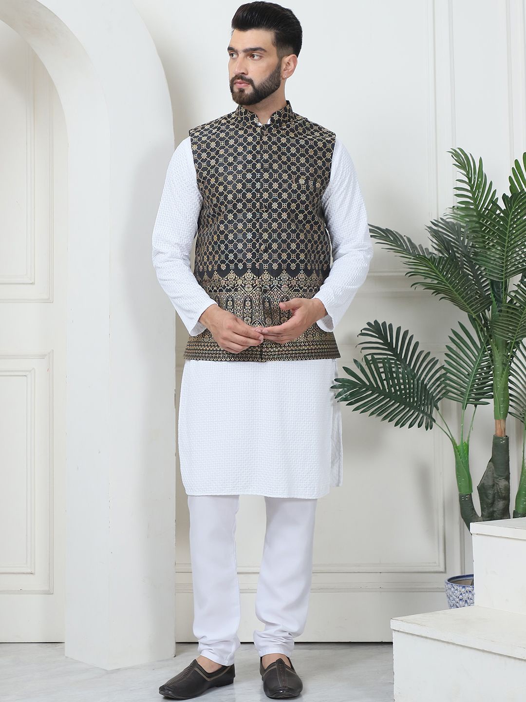 

SOJANYA Ethnic Motifs Embroidered Regular Thread Work Pure Cotton Straight Kurta Set, White