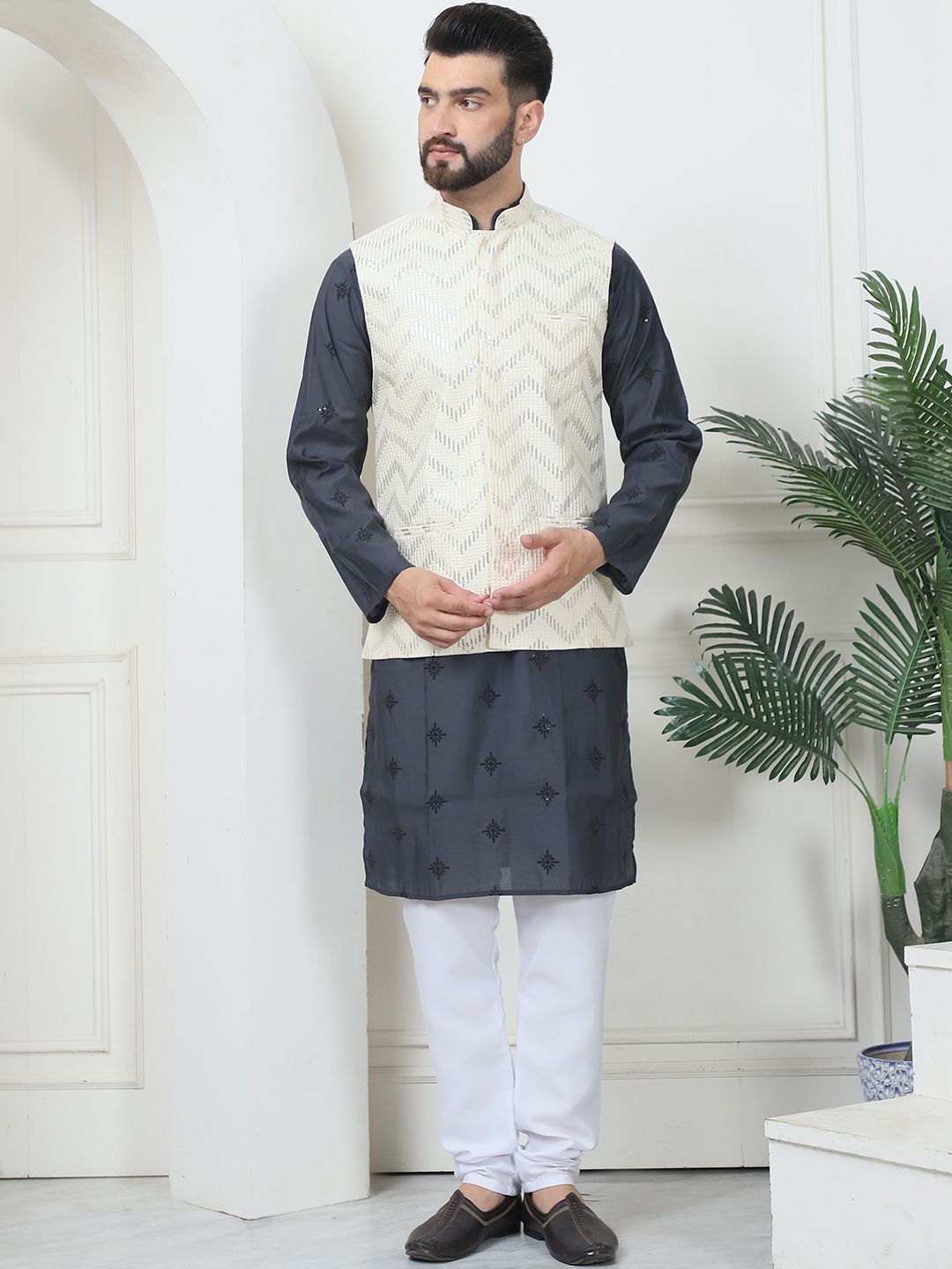 

SOJANYA Floral Embroidered Regular Thread Work Straight Kurta with Churidar, Grey