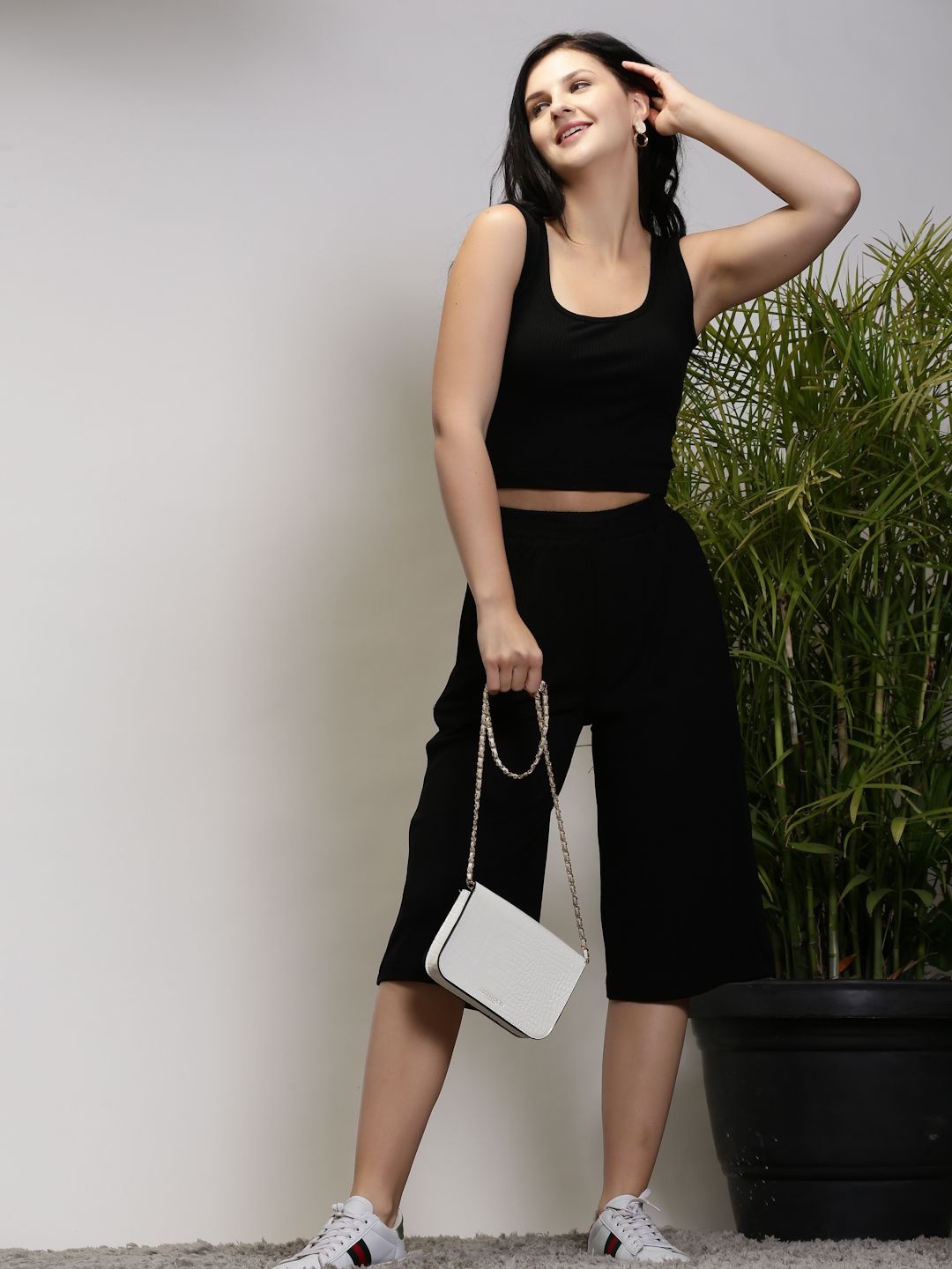 

Sera Basics Mid-Rise Capris, Black