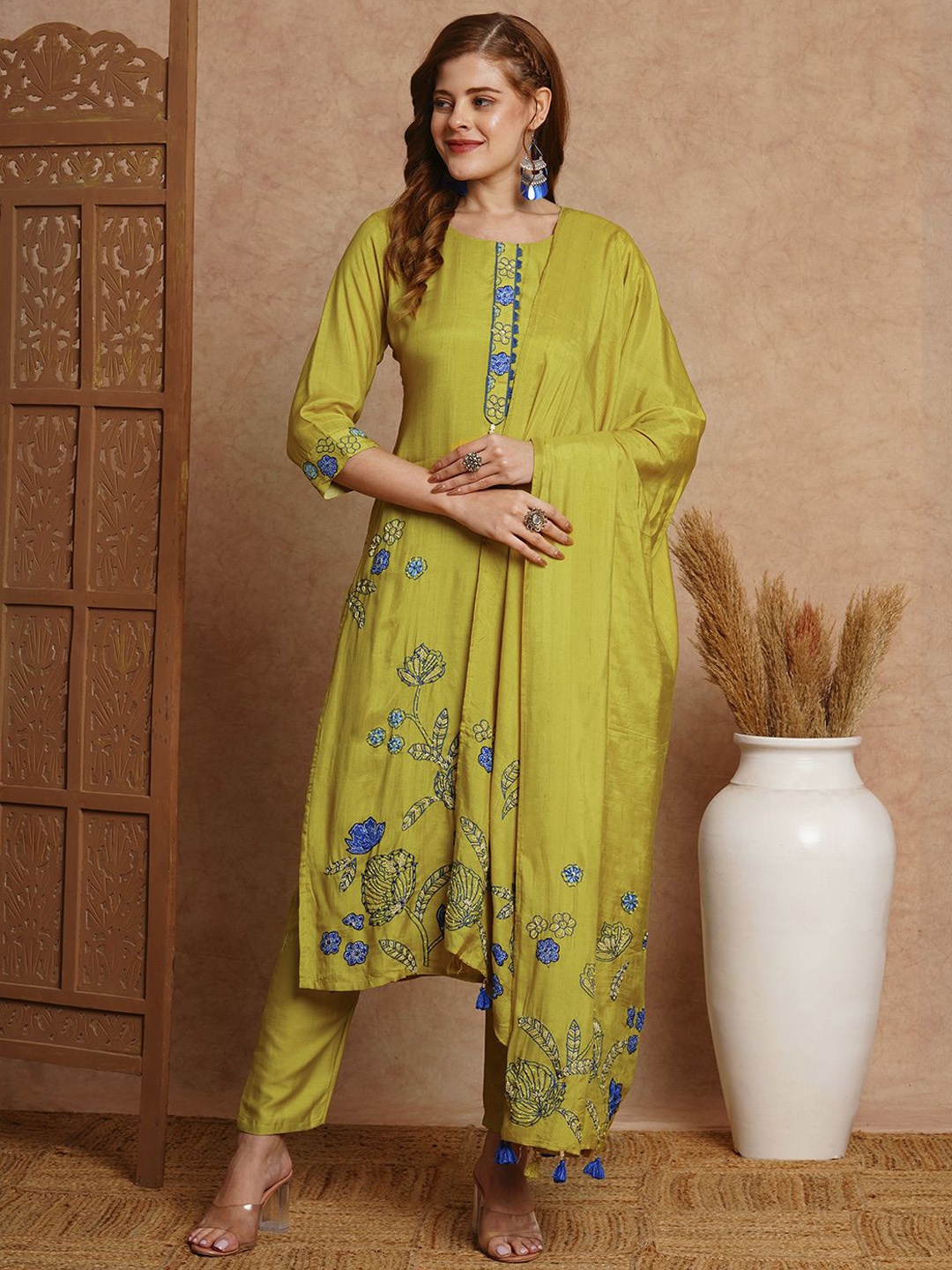 

FASHOR Floral Printed Regular Thread Work Straight Kurta With Trousers & Dupatta, Lime green