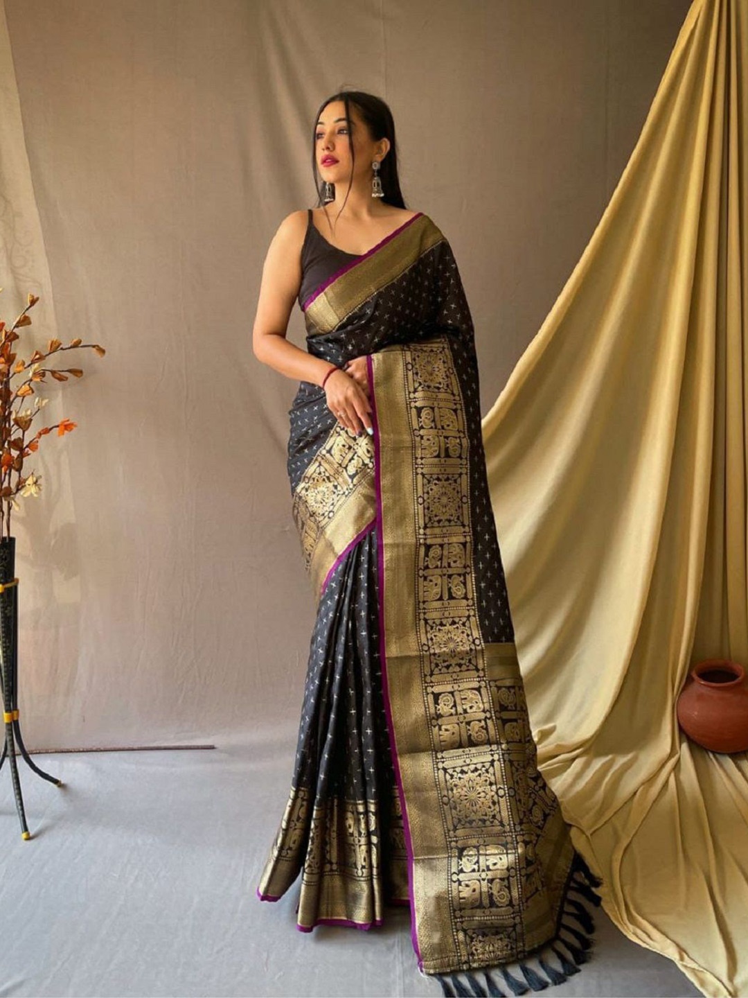 

ORUS Ethnic Motif Zari Woven Banarasi Saree, Black