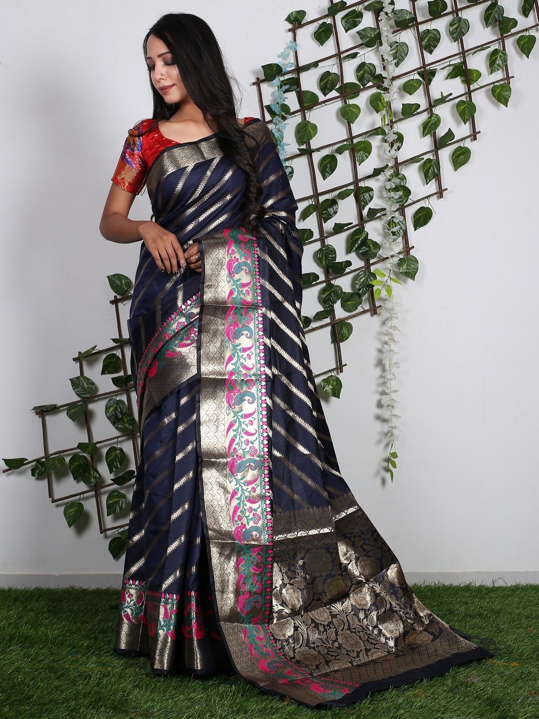 

ORUS Ethnic Motif Zari woven Striped Banarasi Saree, Navy blue