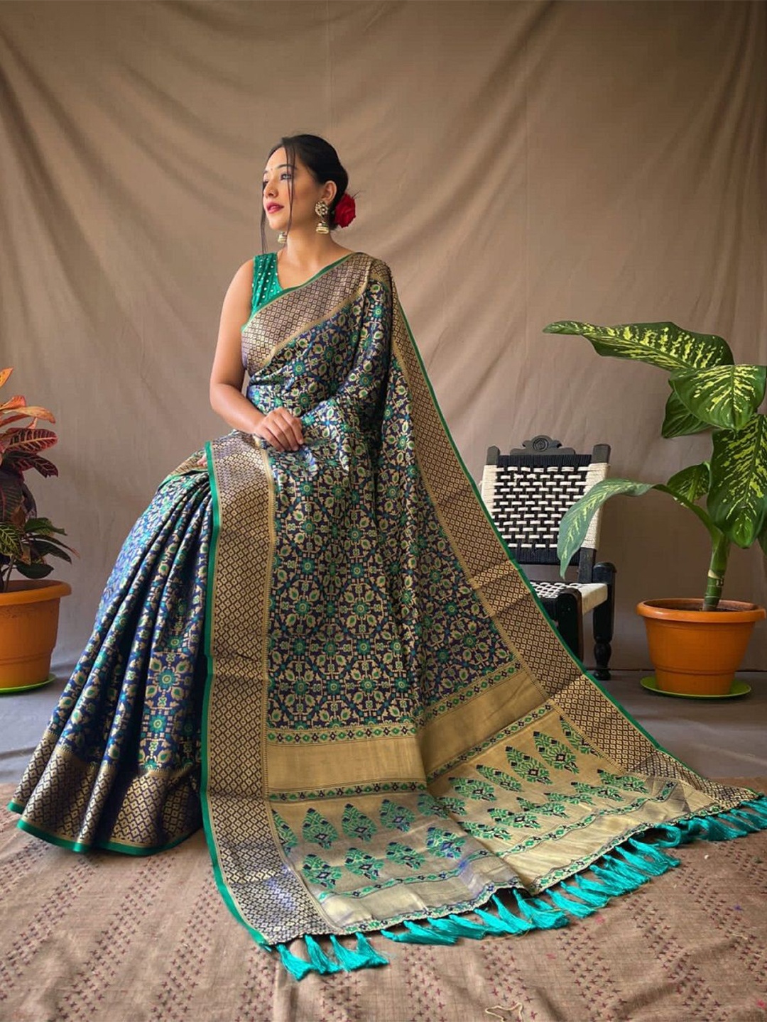 

ORUS Ethnic Motif Zari woven Patola Saree, Navy blue