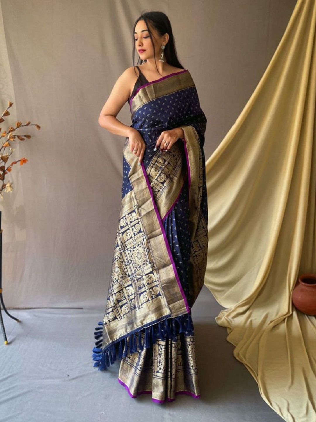 

ORUS Woven Design Zari Banarasi Saree, Navy blue