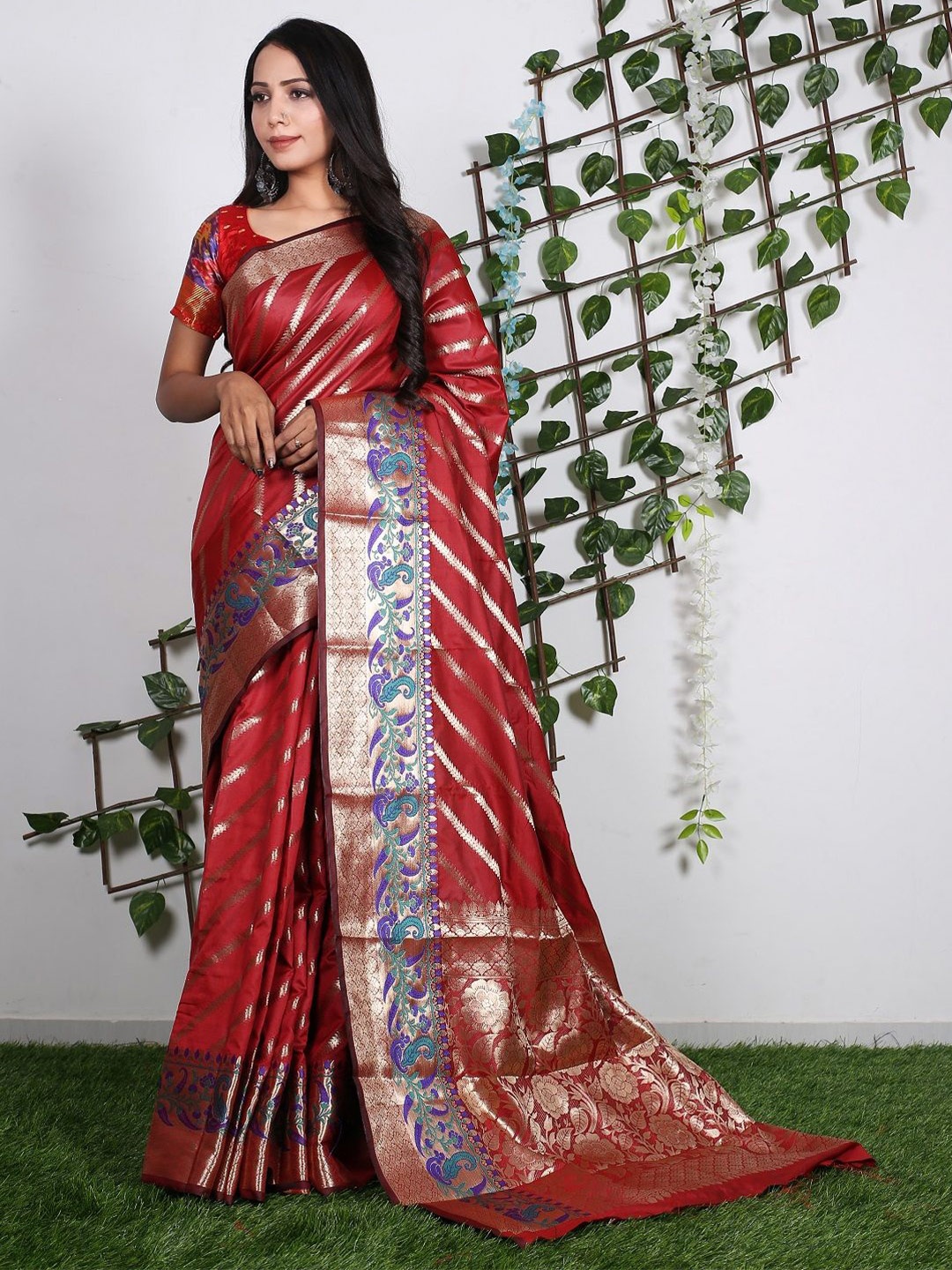 

ORUS Woven Design Zari Banarasi Saree, Maroon