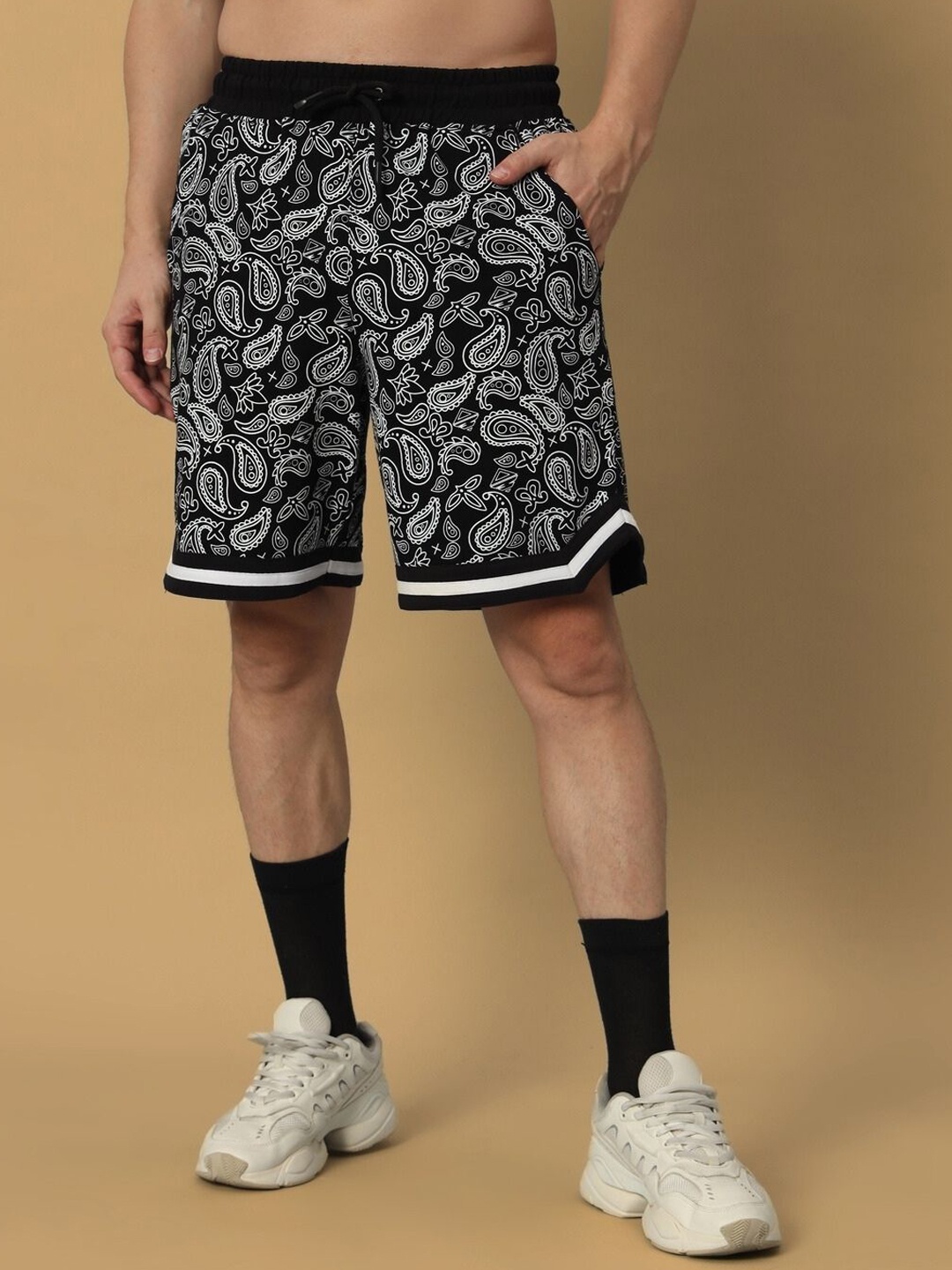 

WEARDUDS Men Floral Printed Mid-Rise Pure Cotton Relaxed Fit Shorts, Black