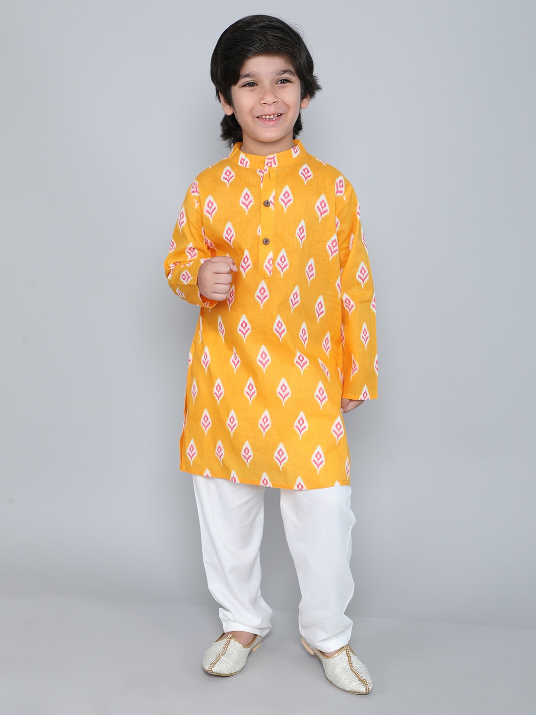 

The Magic Wand Boys Floral Printed Pure Cotton Straight Kurta with Trousers, Yellow