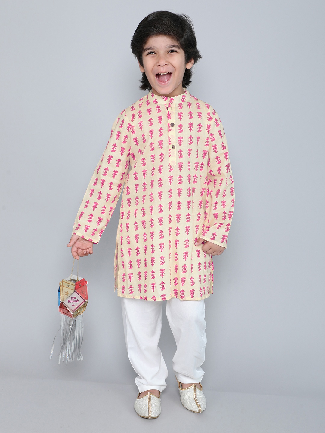 

The Magic Wand Boys Floral Printed Pure Cotton Straight Kurta with Salwar, Off white