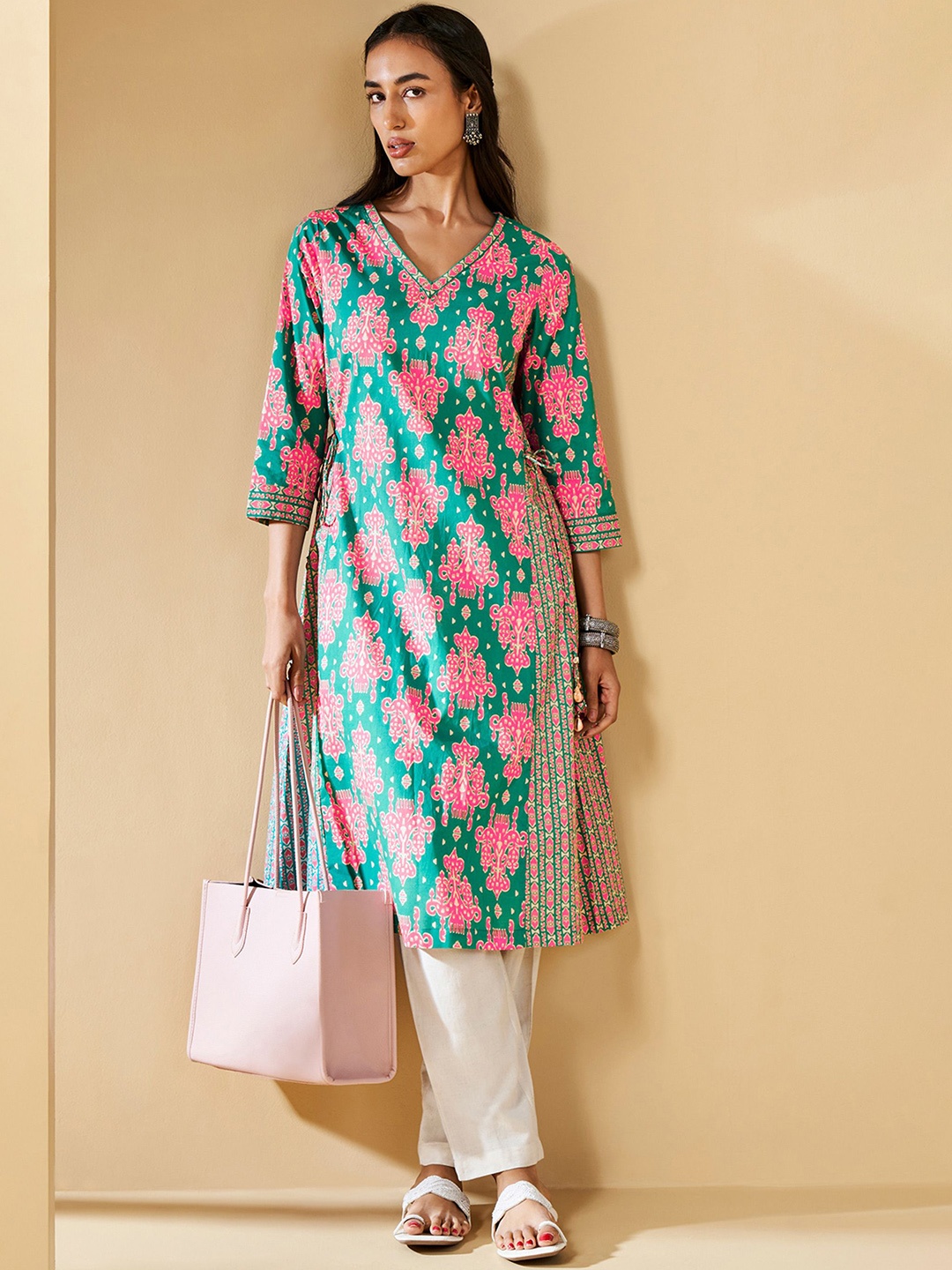 

NAINVISH V Neck Floral Printed A Line Kurta, Green