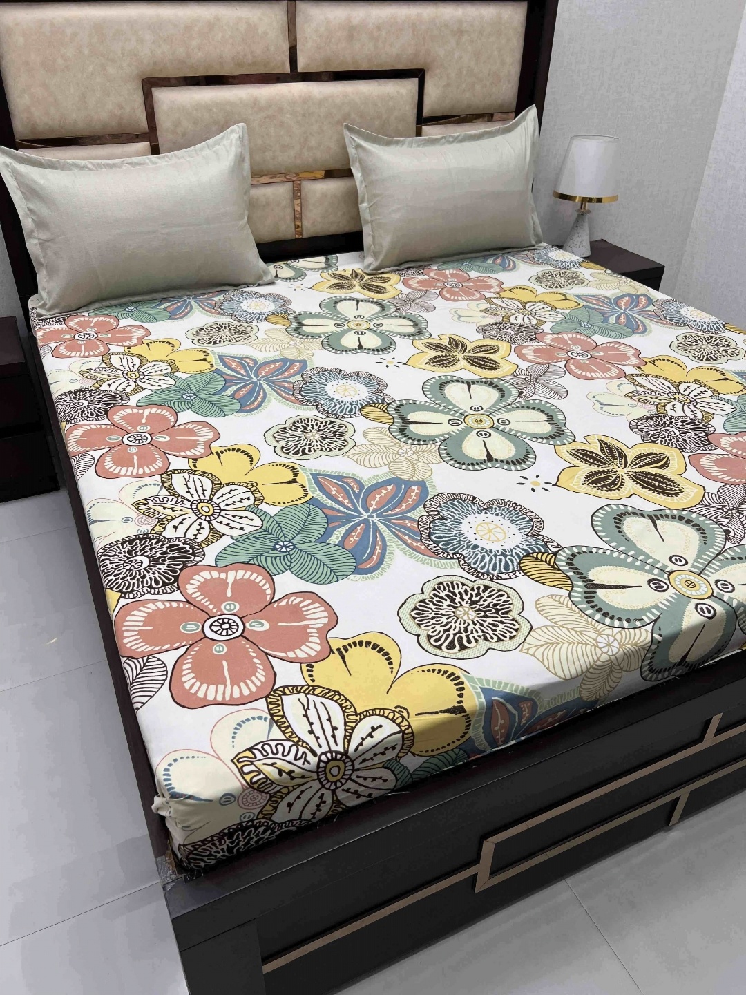 

Pure Decor White & Green Floral Cotton 250 TC King Bedsheet with 2 Pillow Covers