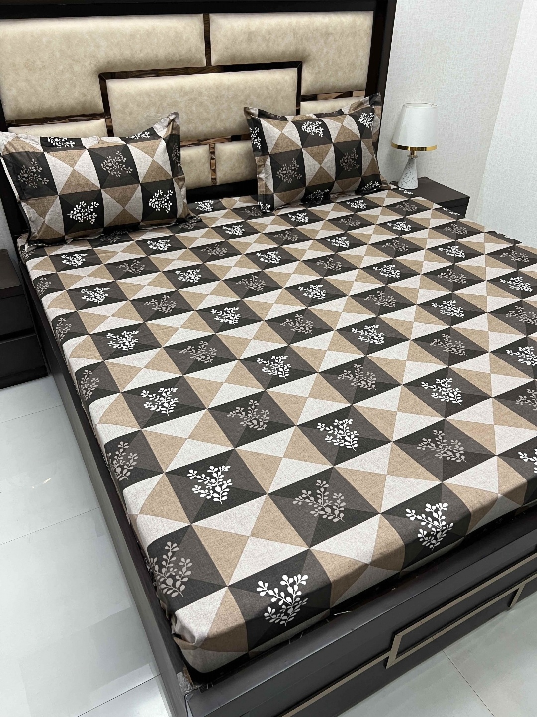 

Pure Decor Brown & White Geometric Cotton 330 TC King Bedsheet with 2 Pillow Covers