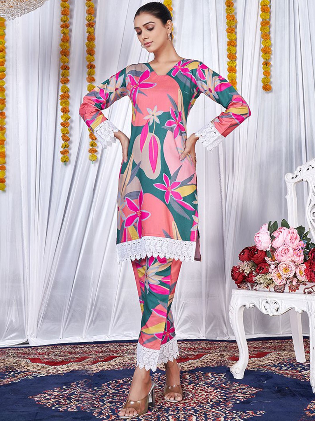 

Classy Couture Floral Printed Regular Kurta with Trousers, Pink