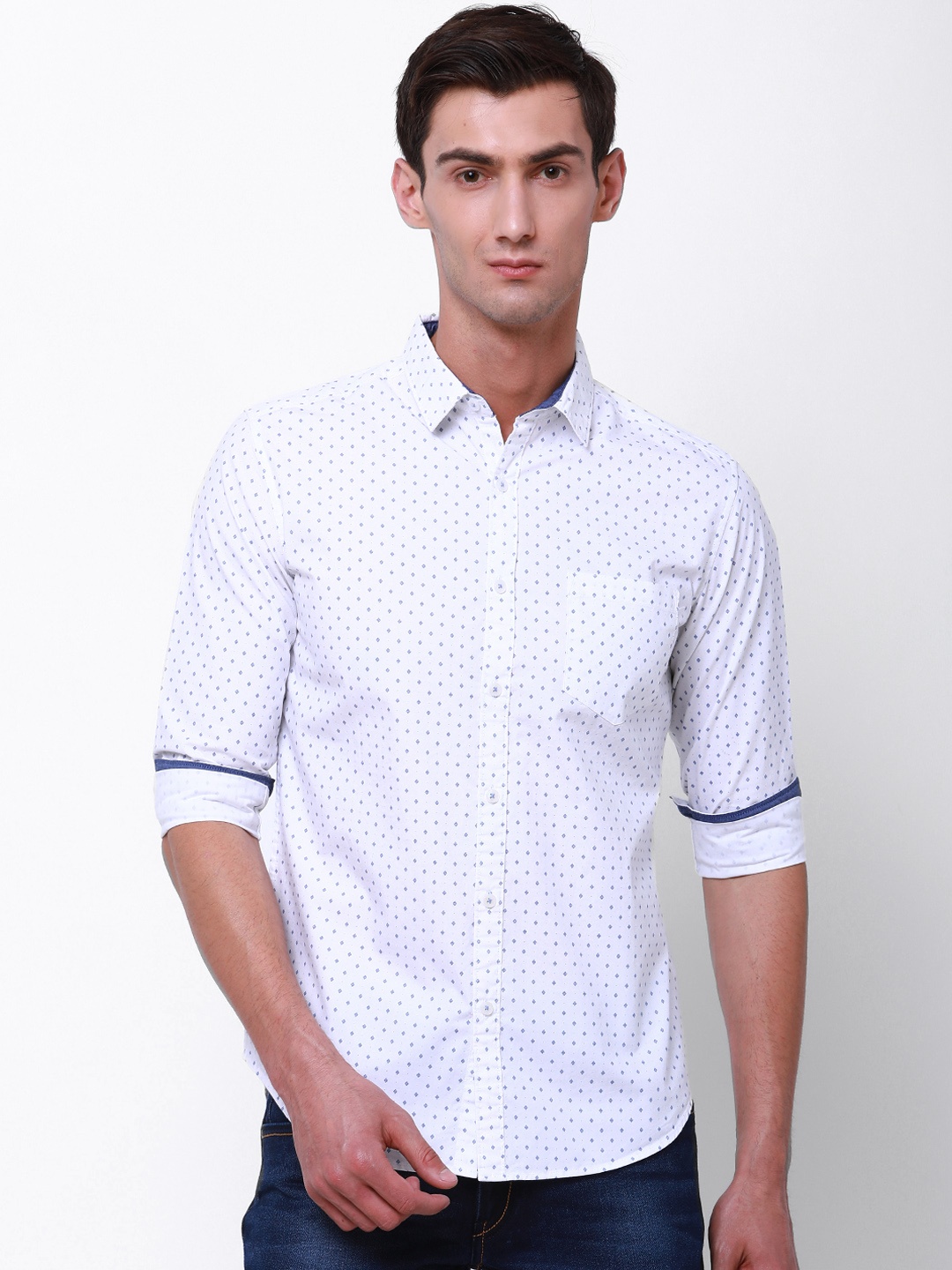 

Black coffee Men White & Navy Blue Slim Fit Printed Casual Shirt