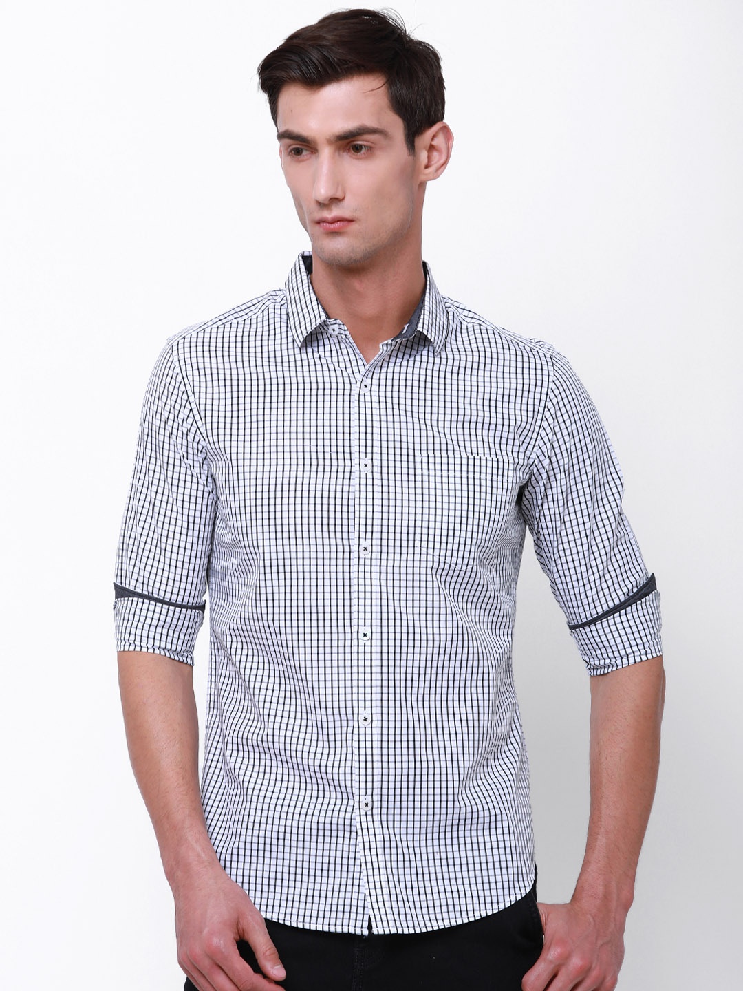 

Black coffee Men White & Black Slim Fit Checked Casual Shirt