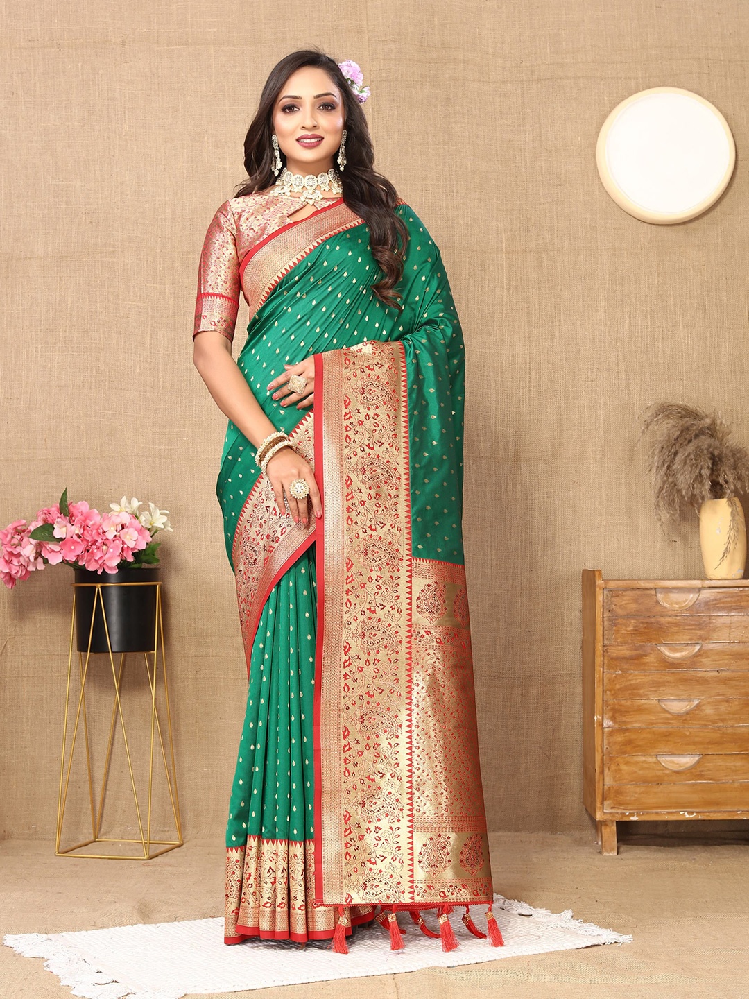 

Upalksh Woven Design Zari Banarasi Saree, Green