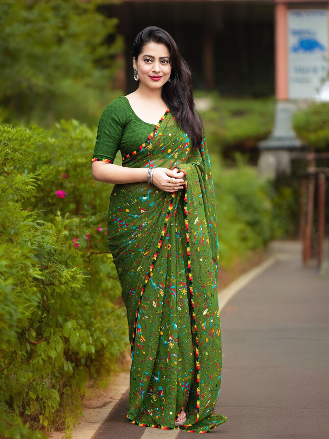 

Ambuja International Ethnic Motifs Printed Saree, Green
