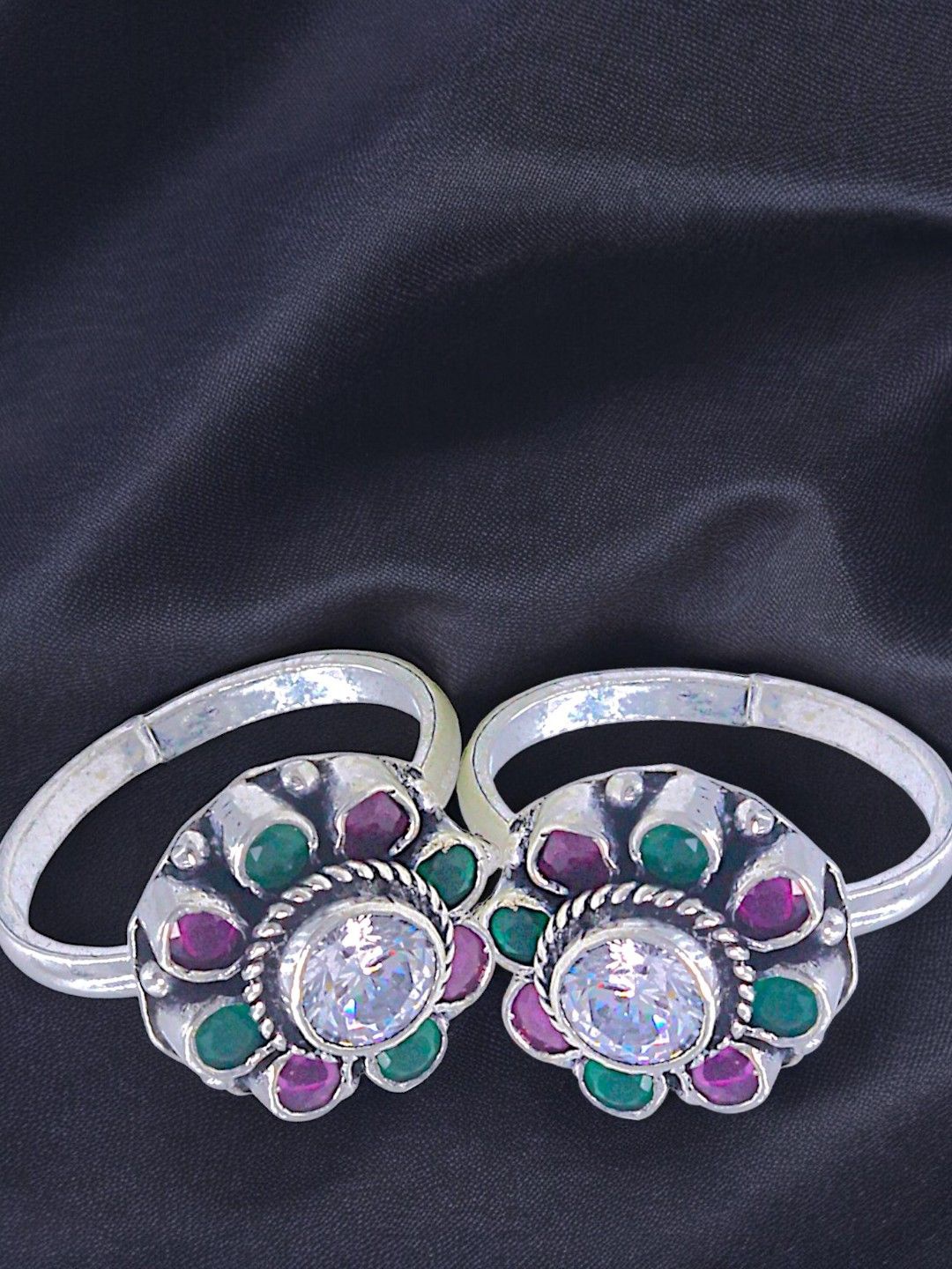 

Taraash 925 Sterling Silver Flower Pattern Tri-Color Oxidized Toe Ring