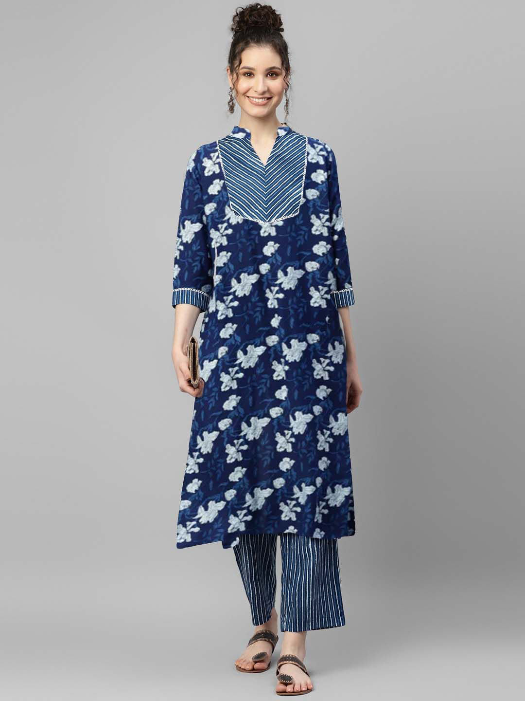 

DEEBACO Floral Printed Mandarin Collar Kurta with Pyjamas, Navy blue