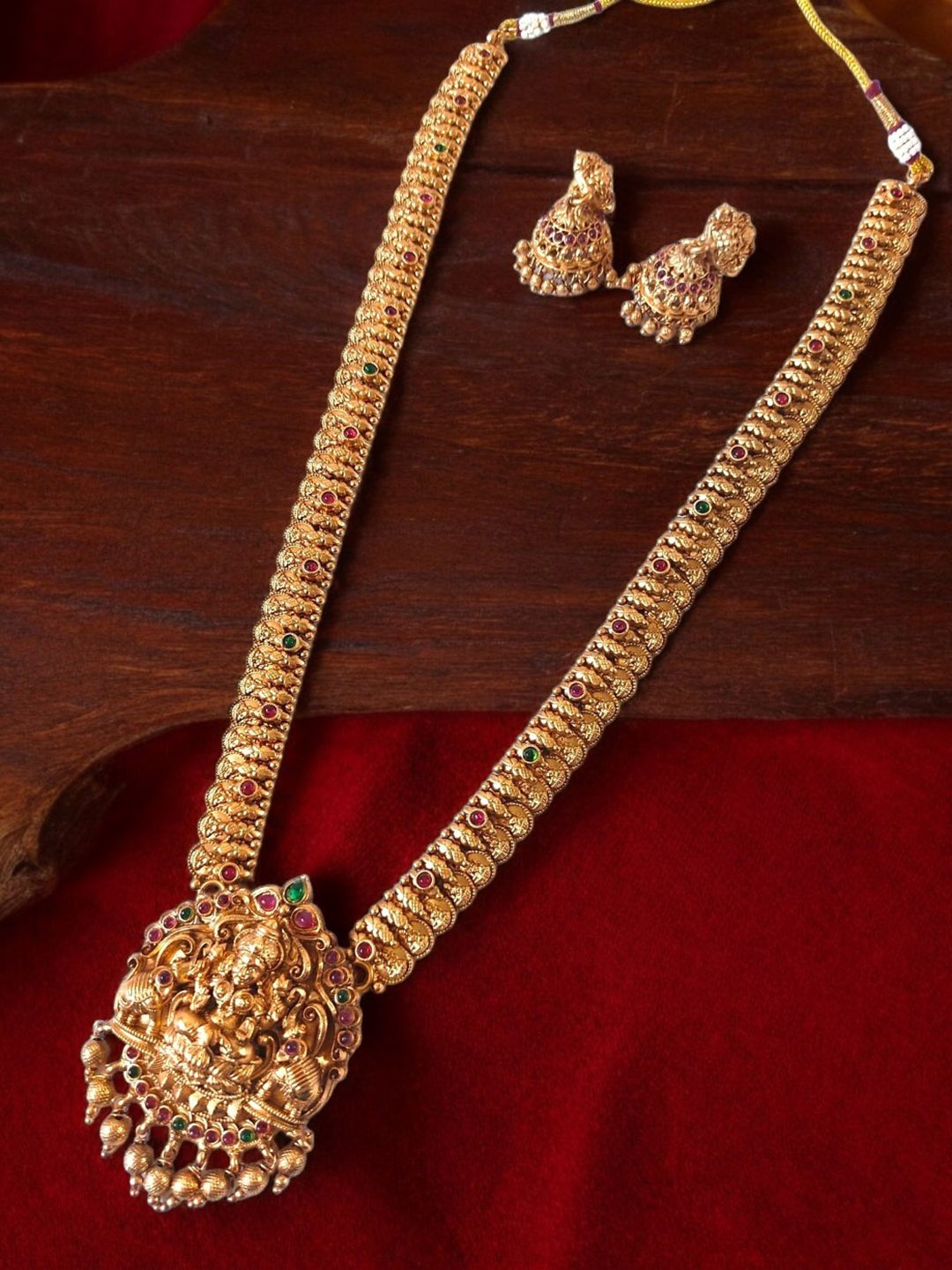 

Pihtara Jewels Gold-Plated Stone-Studded & Beaded Details Jewellery Set
