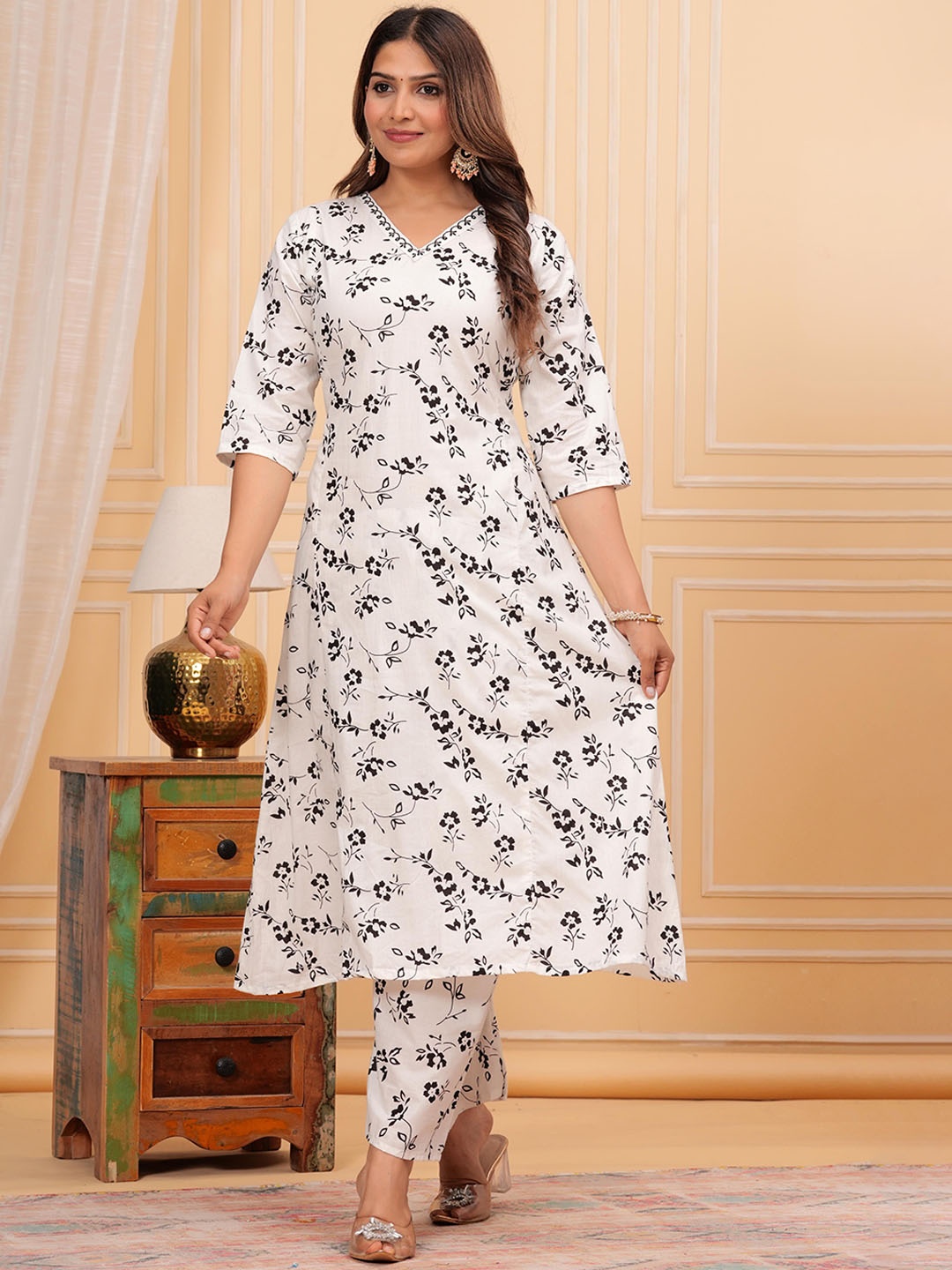 

KURTI WALA Floral Printed Regular Pure Cotton Kurta with Palazzos, White