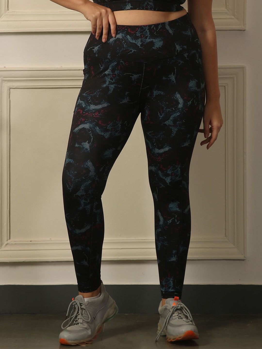 

Soie Women Printed Slim-Fit Ankle-Length Gym Tights, Black