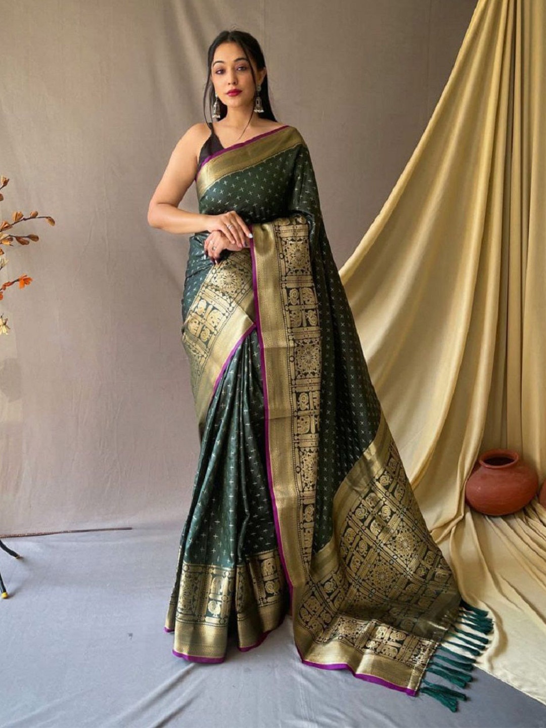

Iris Woven Design Zari Banarasi Saree, Green