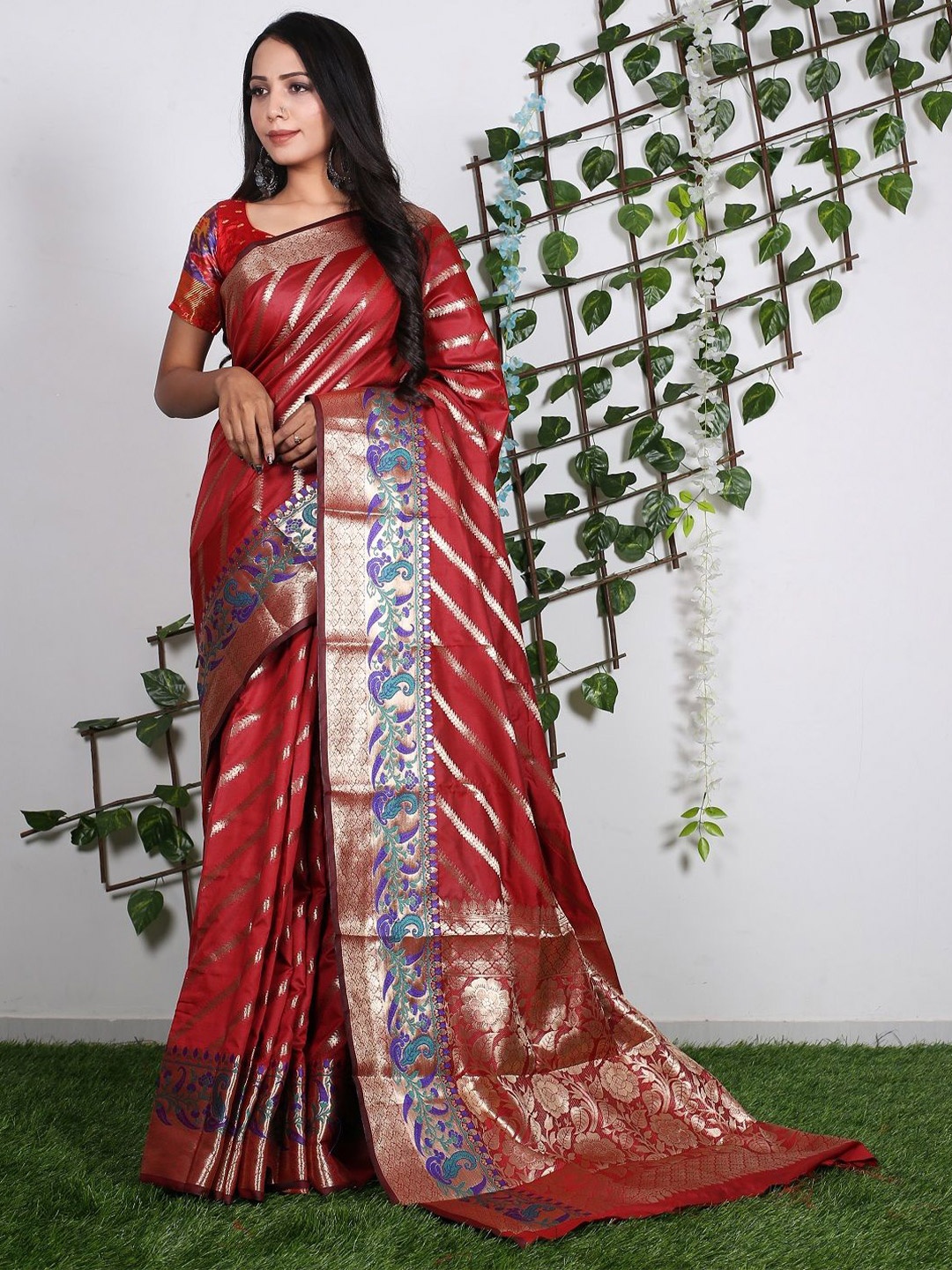 

Iris Woven Design Zari Saree, Maroon