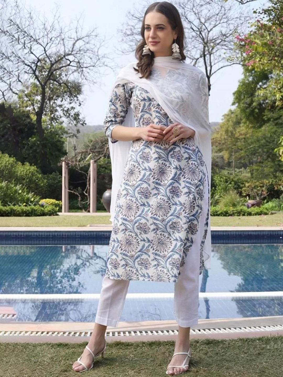 

AAFAMI Floral Printed Round Neck Regular Straight Kurta With Trousers & Dupatta, White