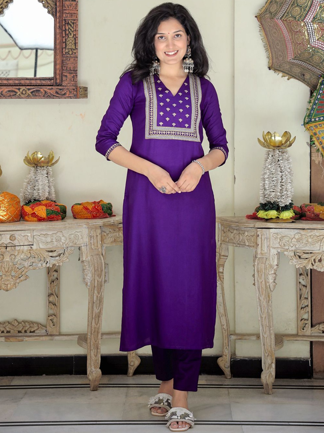 

ELVISH JAIPUR Floral Embroidered V-Neck Straight Kurta with Trousers, Purple