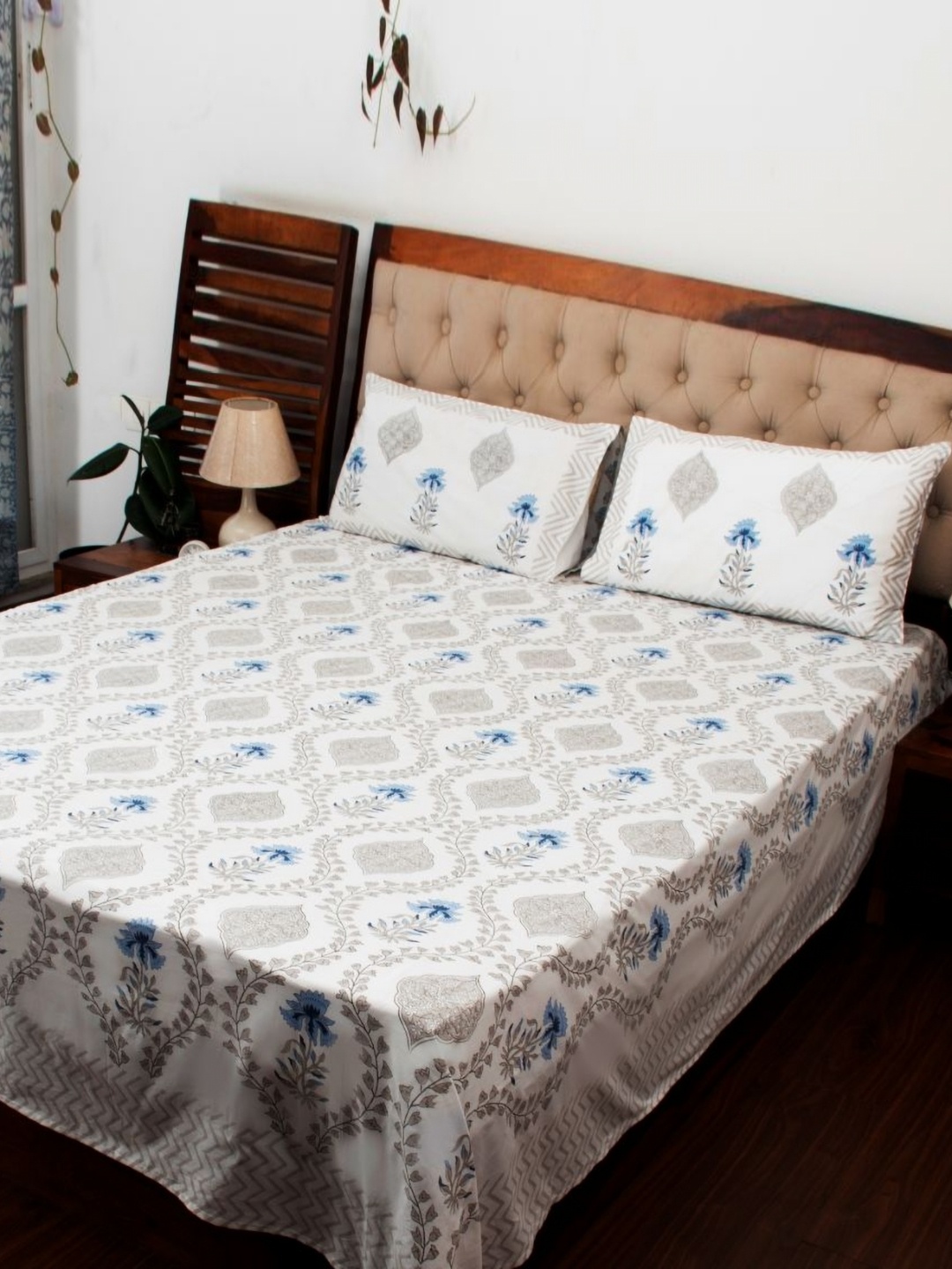 

The Curio Street White & Blue Floral Cotton 300 TC Queen Bedsheet with 2 Pillow Covers