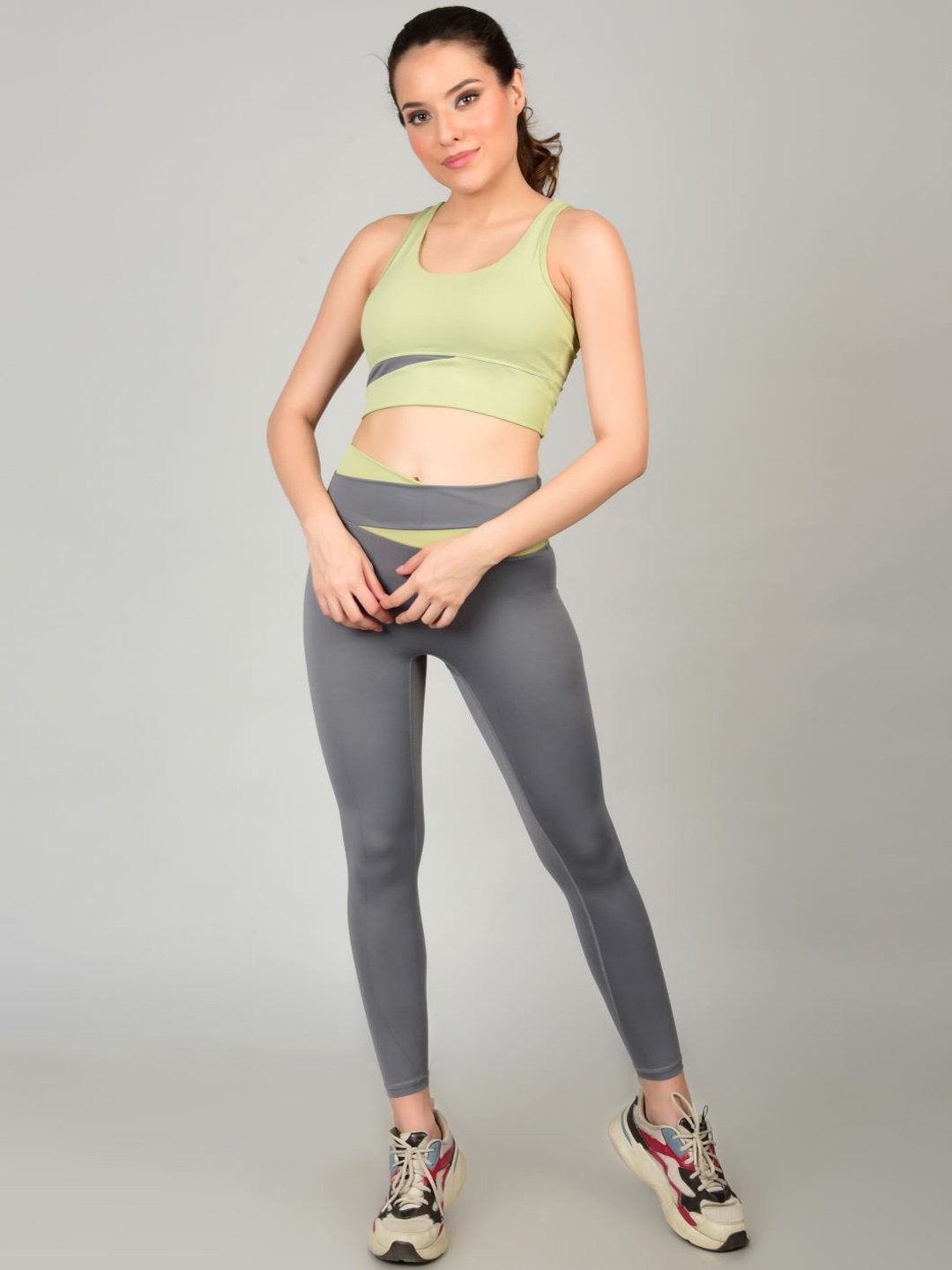 

Poftik Colourblocked Sports Bra & High Waist Legging Workout Set, Green