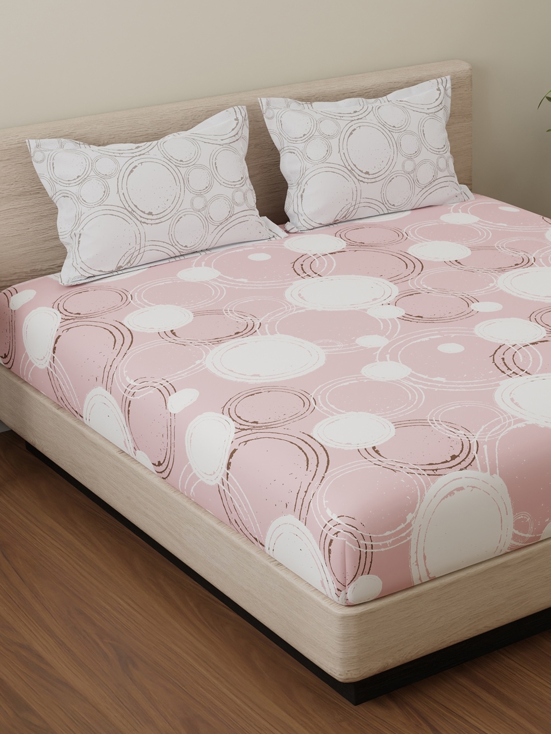 

Huesland Peach & White Geometric Cotton 144 TC Double Queen Bedsheet with 2 Pillow Covers