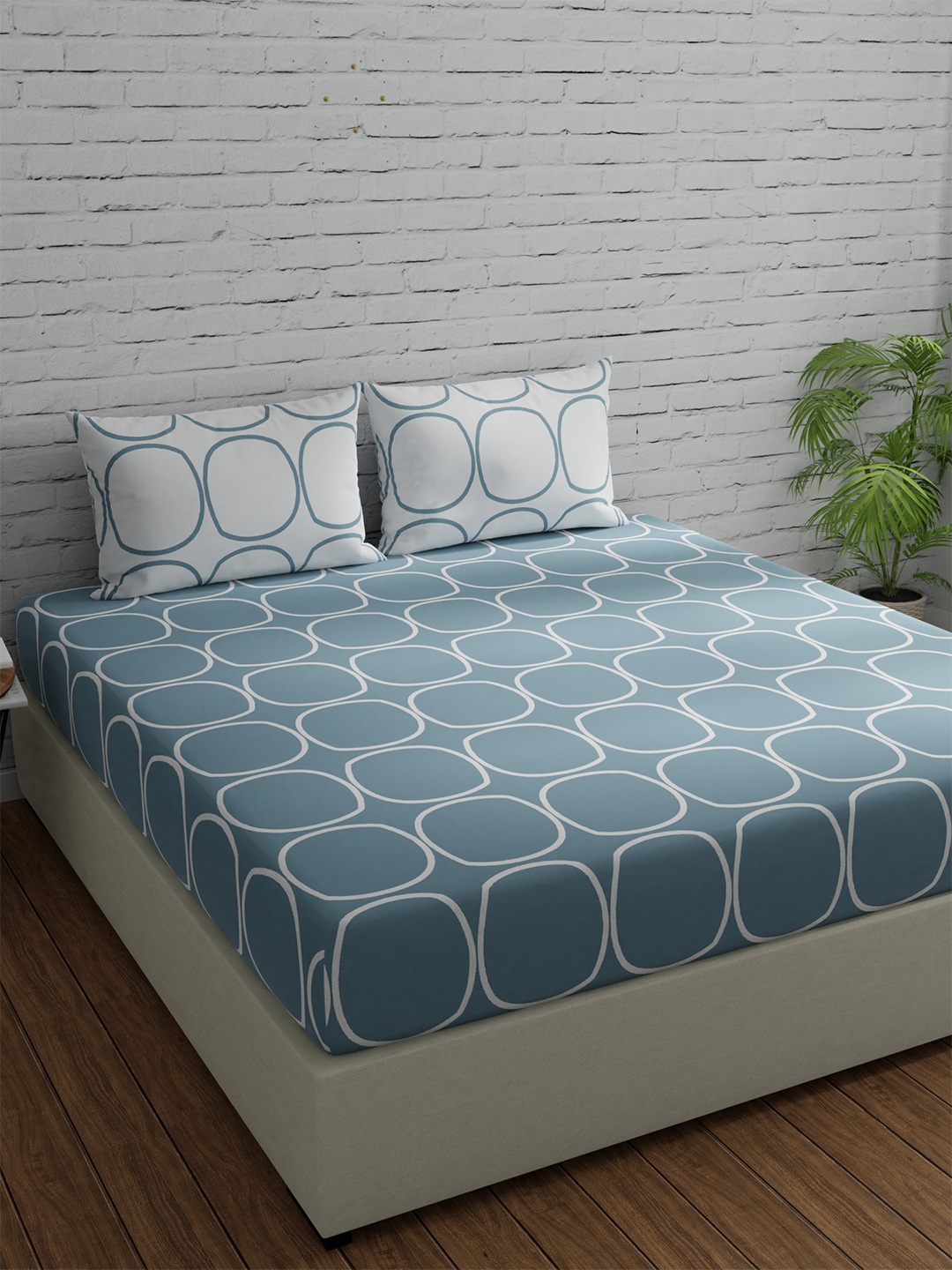 

Huesland Blue & White Geometric Printed 144 TC Cotton King Bedsheet with 2 Pillow Covers