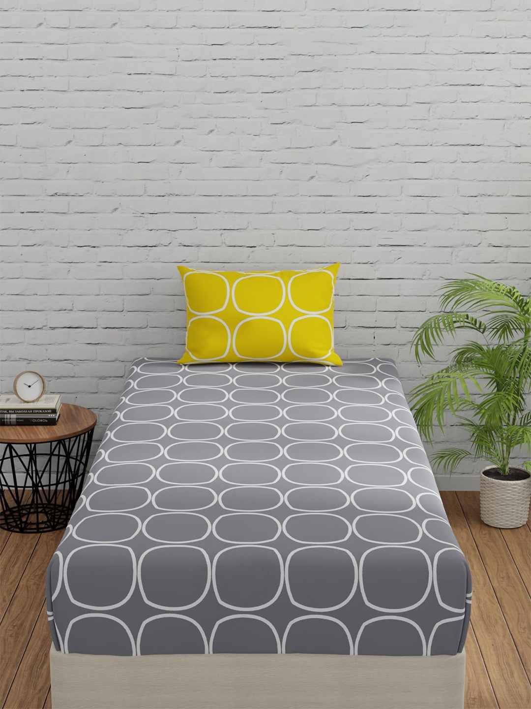 

Huesland Grey & White Geometric 144 TC Cotton Fitted Single Bedsheet with 1 Pillow Cover