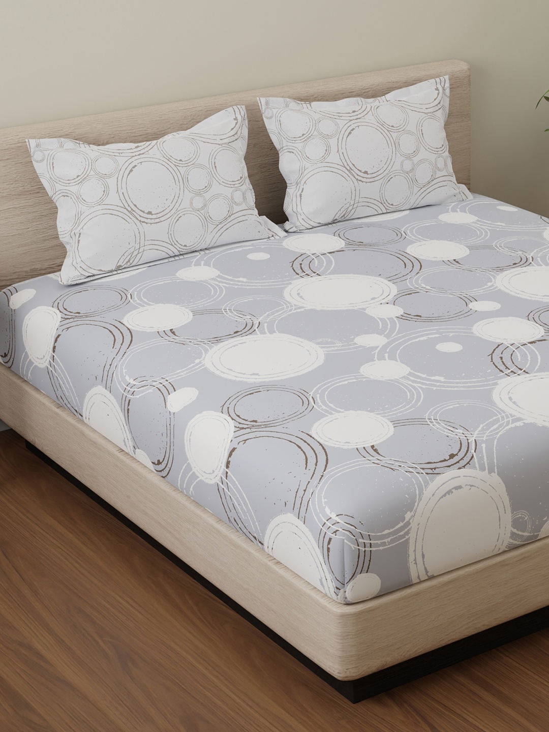 

Huesland Grey & White Geometric 144 TC Cotton Double Queen Bedsheet with 2 Pillow Covers