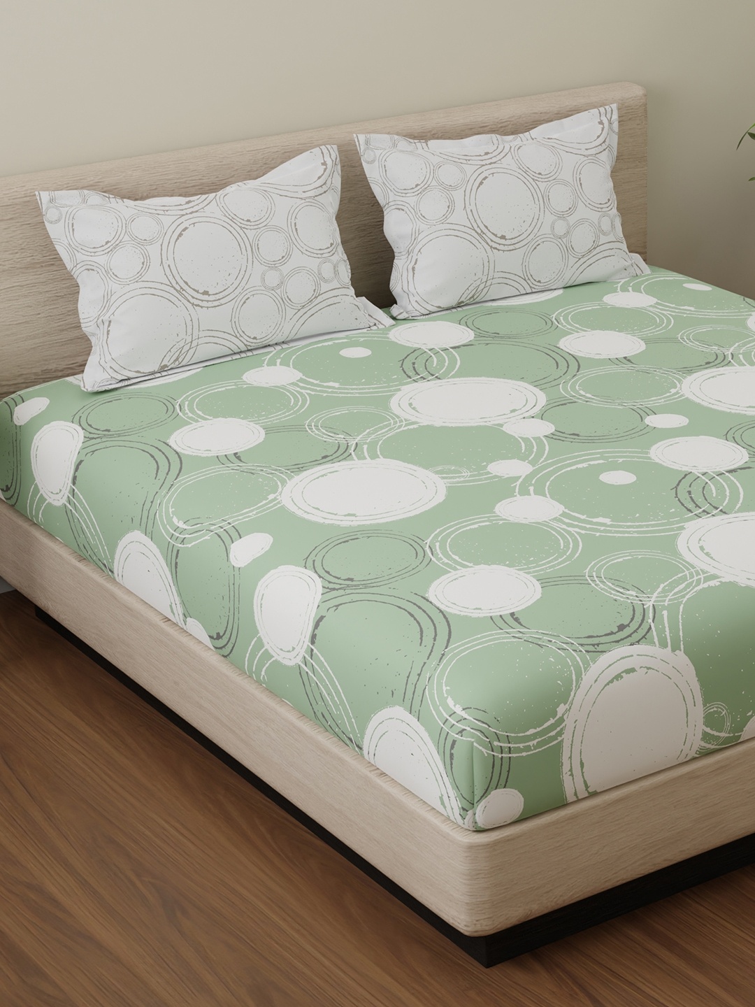 

Huesland Green & White Geometric 144 TC Cotton Double King Bedsheet with 2 Pillow Covers