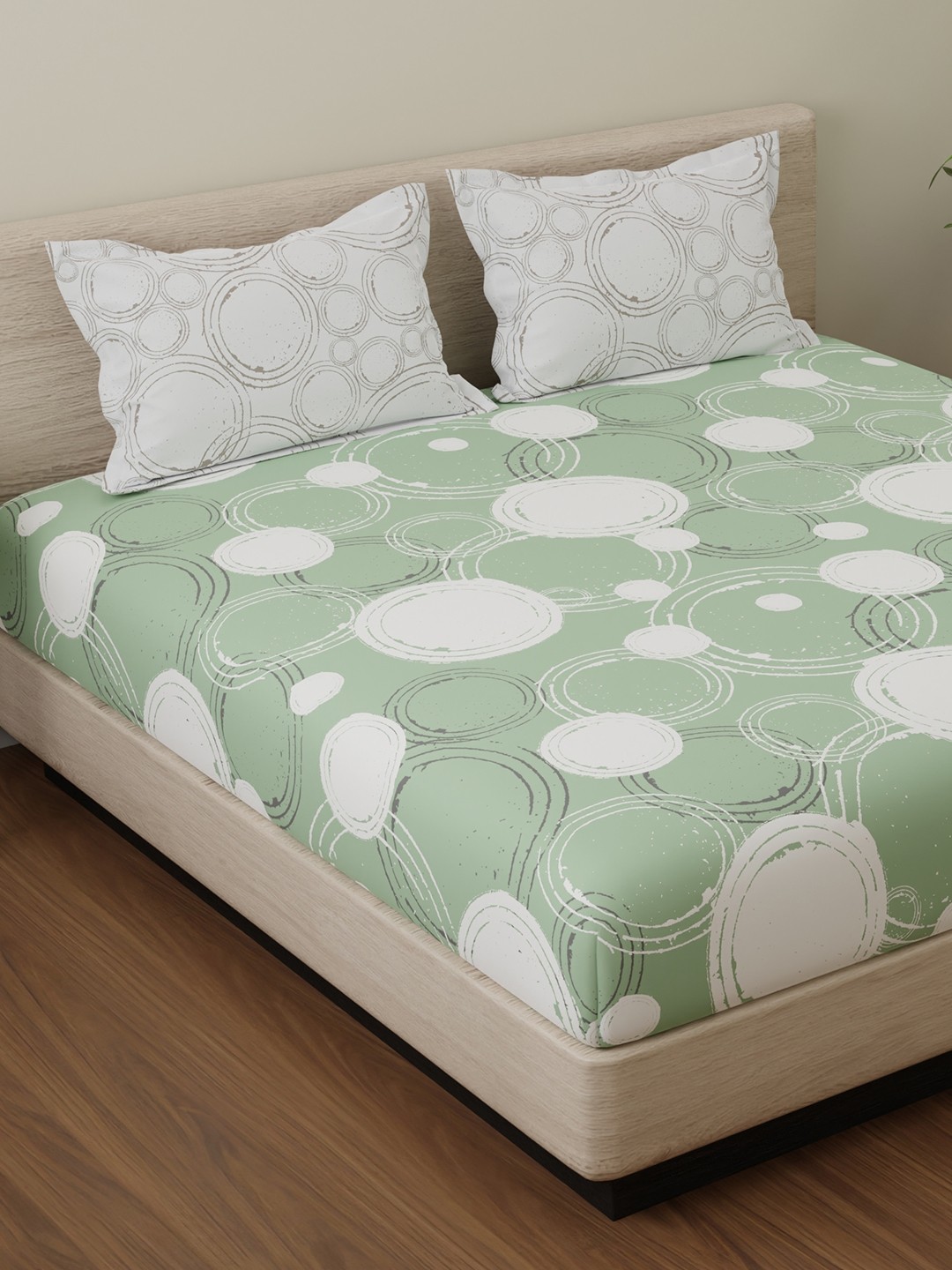 

Huesland Green & White Geometric 144 TC Cotton Double Queen Bedsheet with 2 Pillow Covers