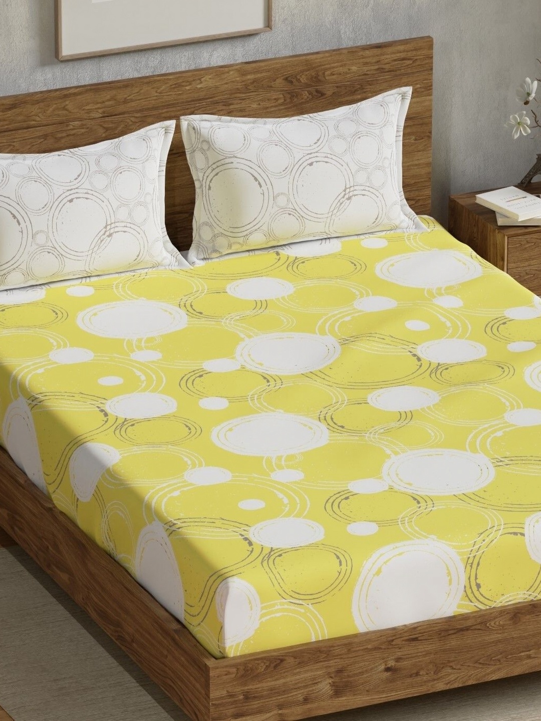 

Huesland Yellow & Grey Geometric 144 TC Cotton King Bedsheet With 2 Pillow Covers