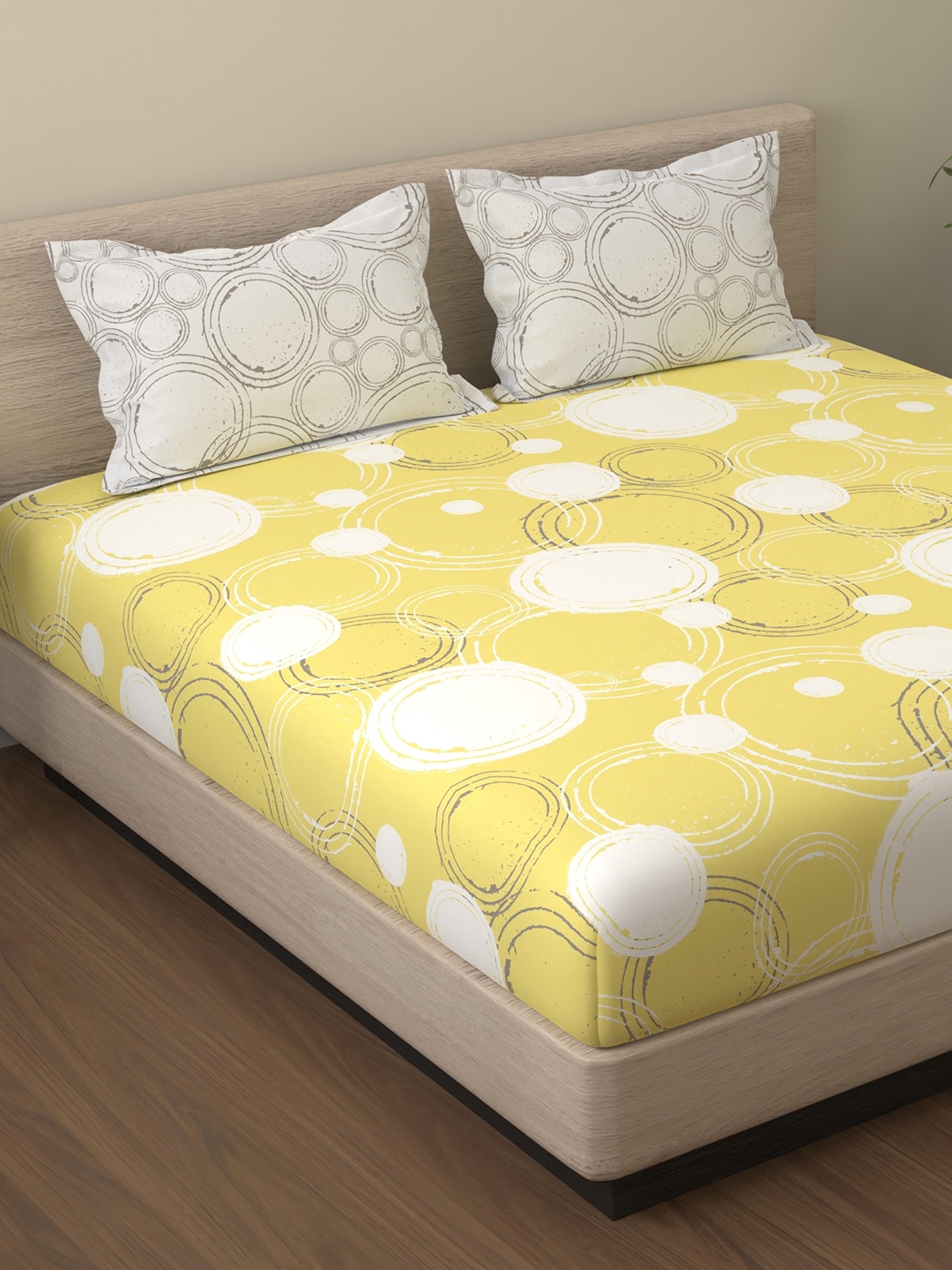 

Huesland Yellow & Grey Geometric 144 TC Cotton King Bedsheet With 2 Pillow Covers