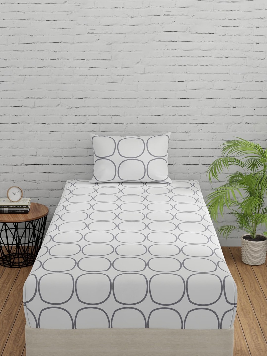 

Huesland White & Grey Geometric Fitted Cotton 144 TC Single Bedsheet With 1 Pillow Cover