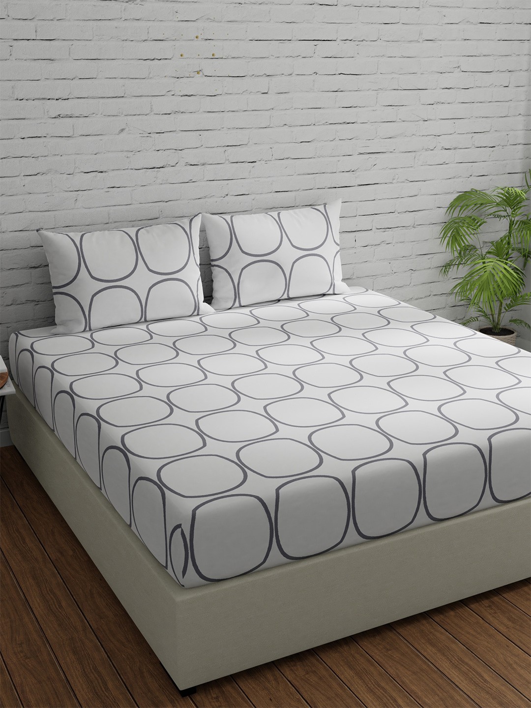 

Huesland White & Black Geometric Fitted Cotton 144 TC King Bedsheet With 2 Pillow Covers
