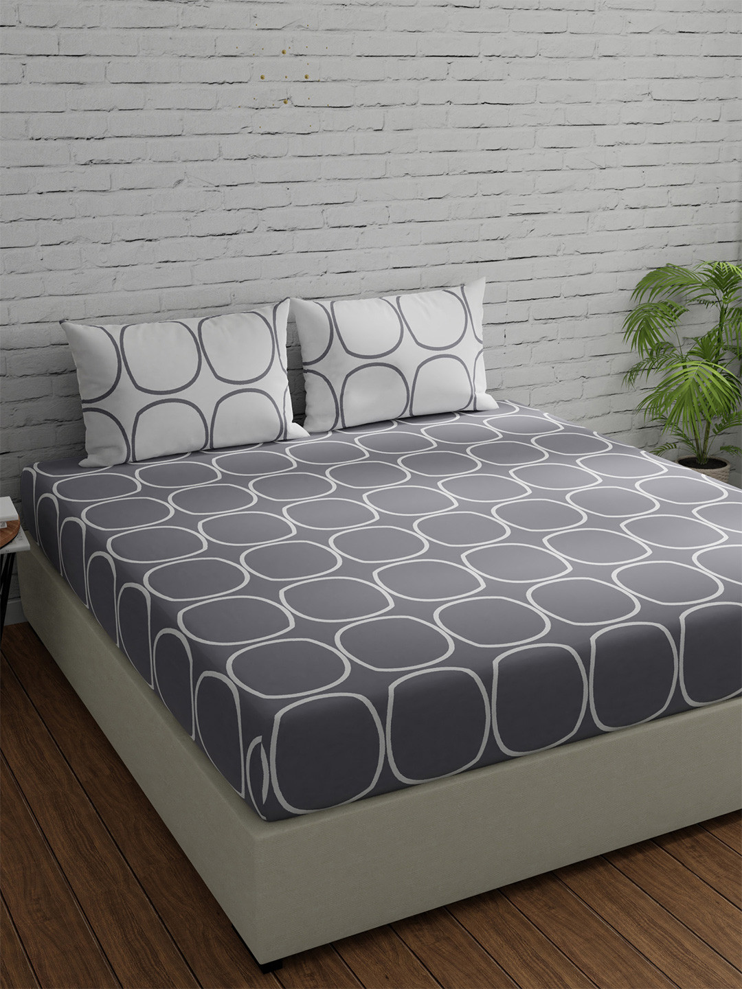 

Huesland Grey & White Geometric Fitted Cotton 144 TC King Bedsheet With 2 Pillow Covers