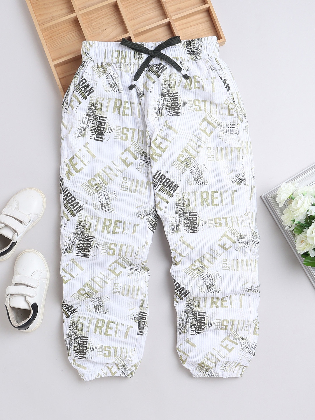 

BAATCHEET Kids Printed Pure Cotton Mid Rise Joggers, White