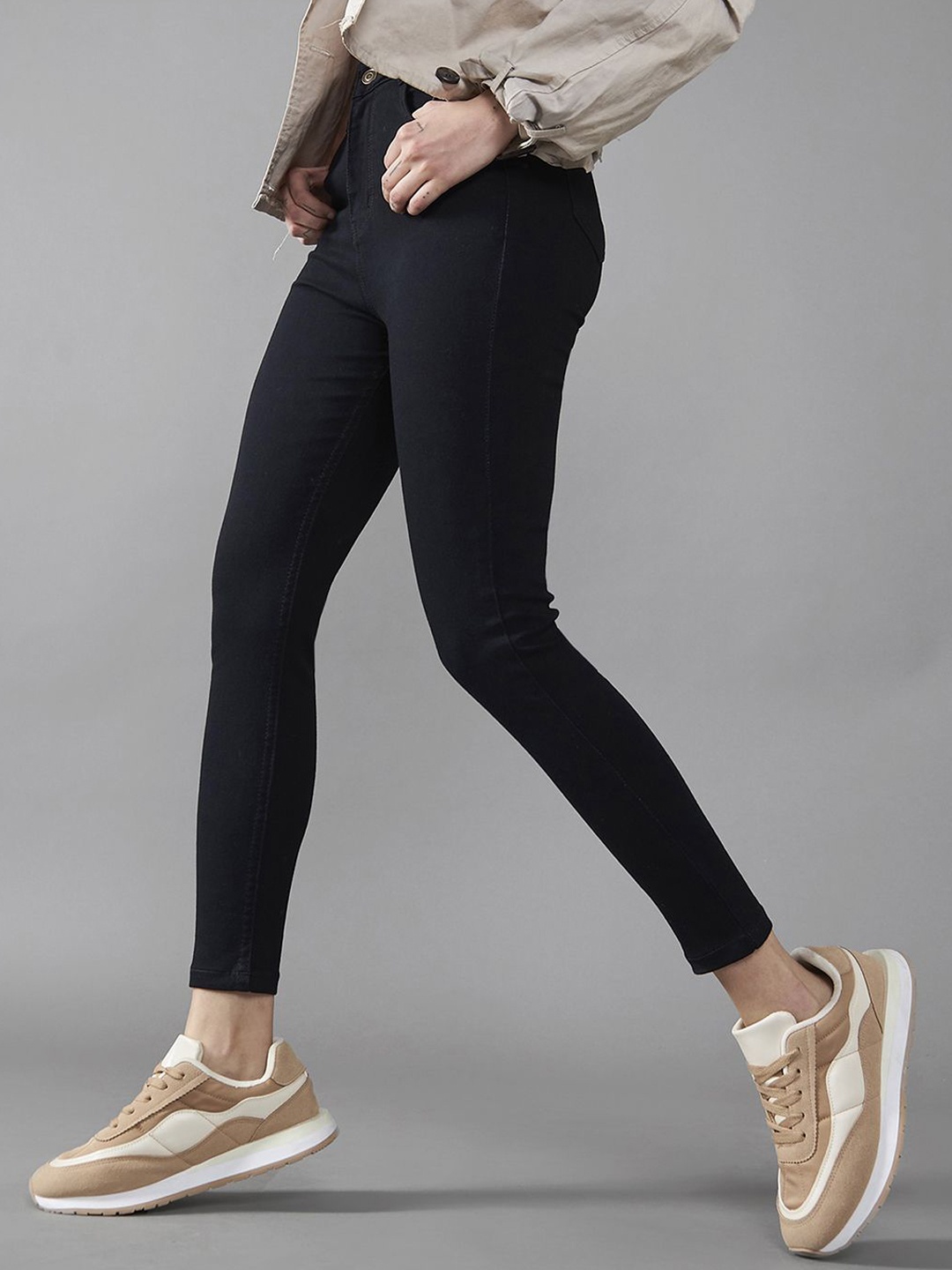 

DOLCE CRUDO Women Skinny Fit High-Rise Cropped Stretchable Jeans, Black