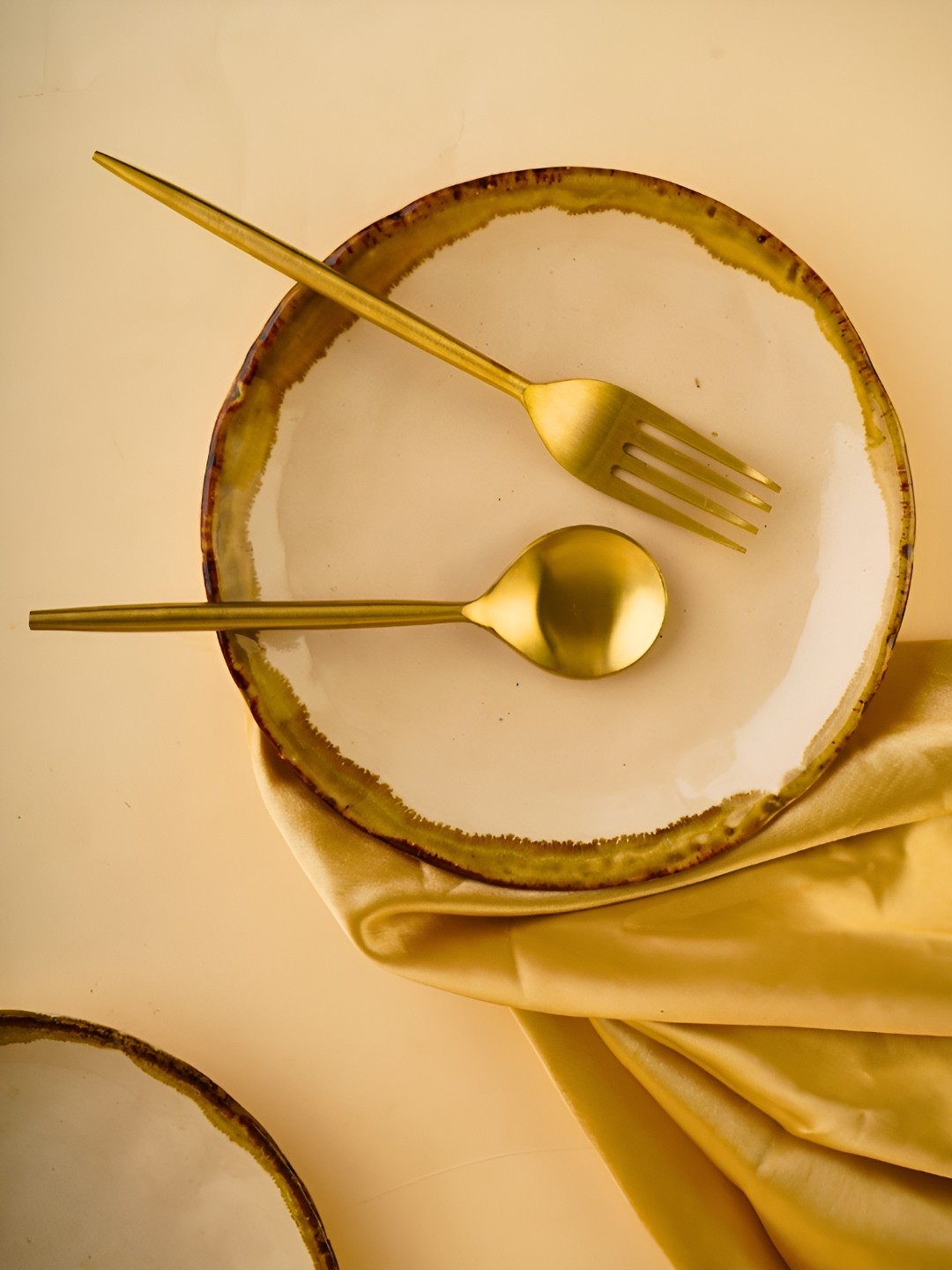 

WEAVING HOMES White Stoneware Snack Plate
