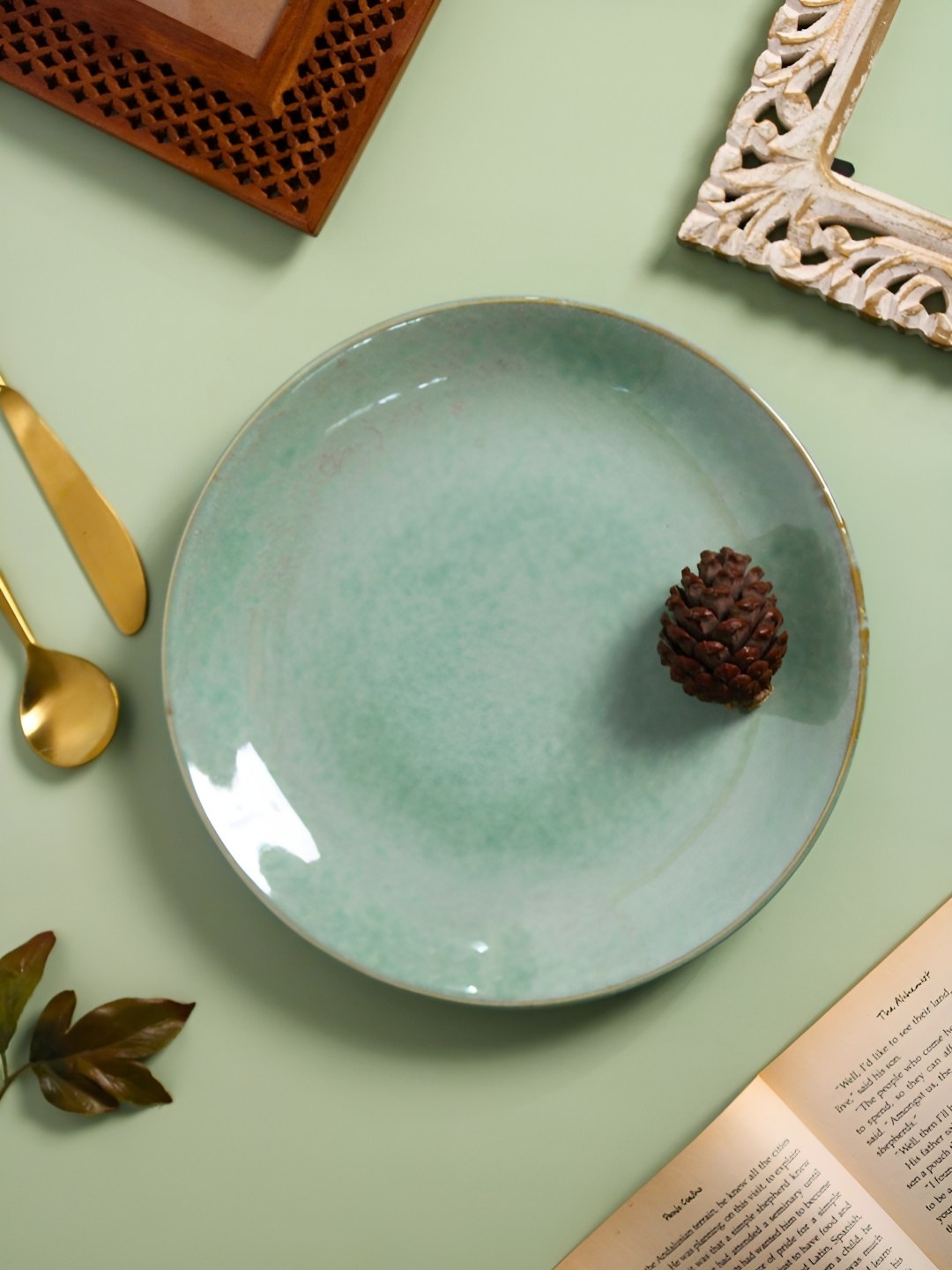 

WEAVING HOMES Green Ceramic Dinner Plate