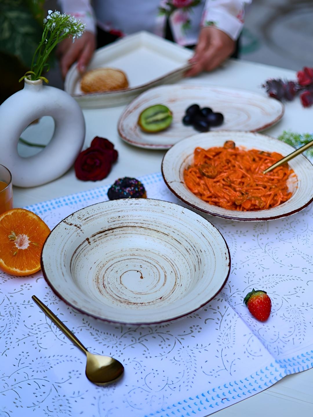 

WEAVING HOMES White 2 Pieces Textured Ceramic Serving Plates, Rust