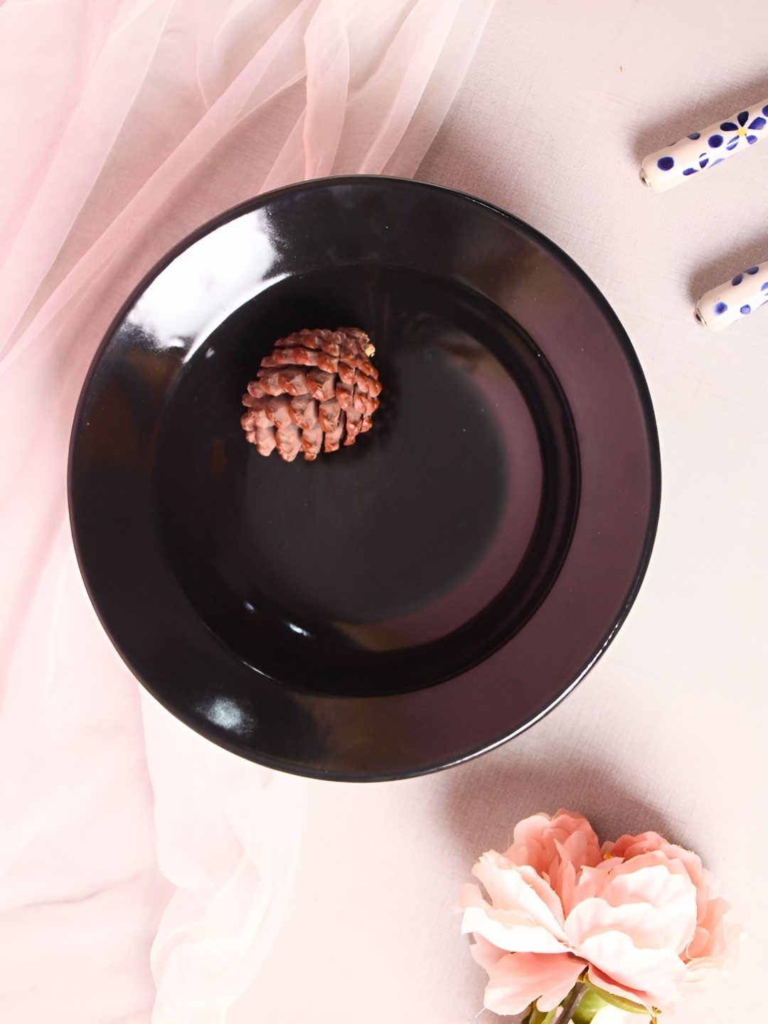 

WEAVING HOMES Black Microwave Safe Ceramic Plate