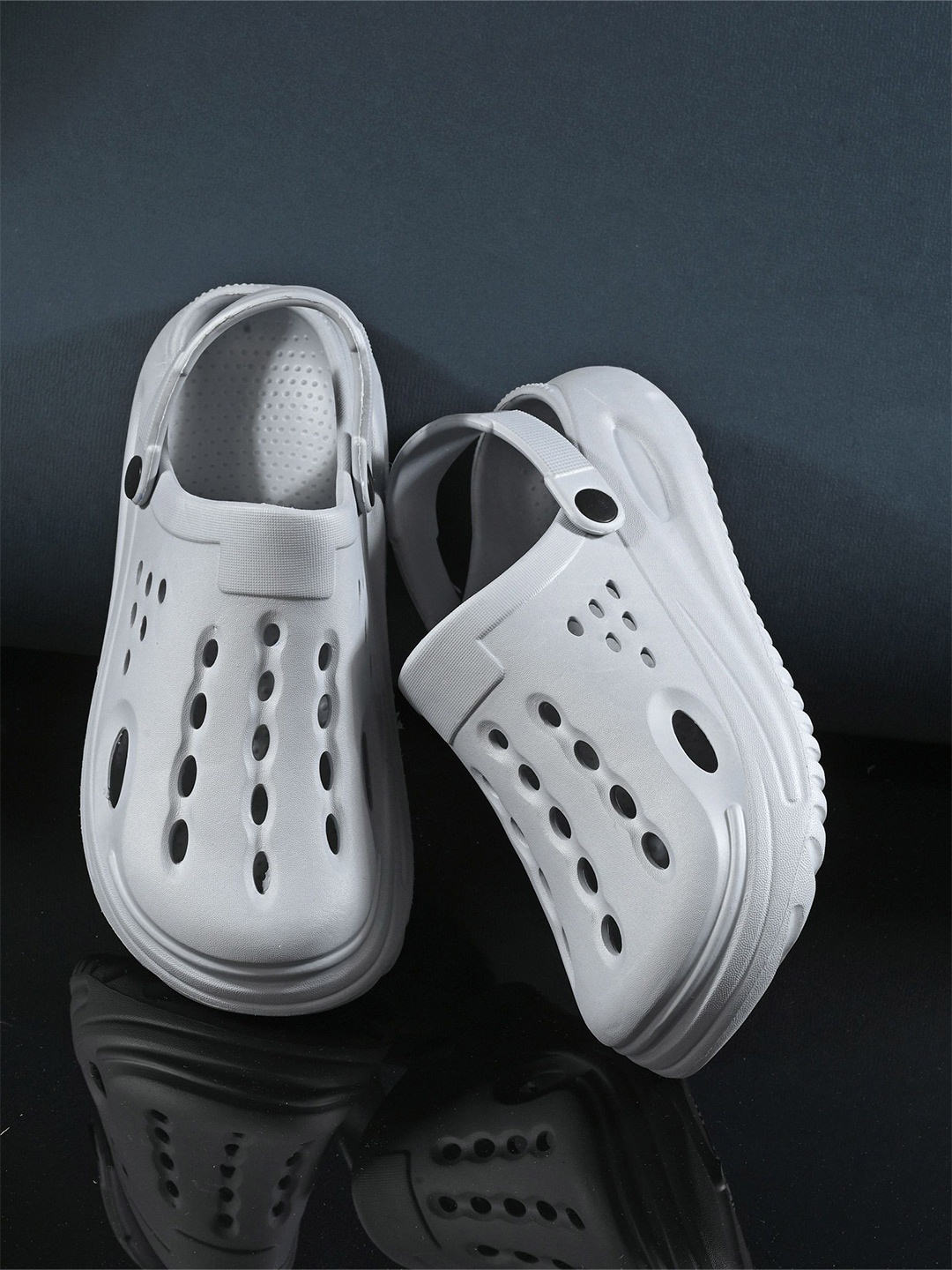 

HRX by Hrithik Roshan Men Casual Croslite Clogs, Grey